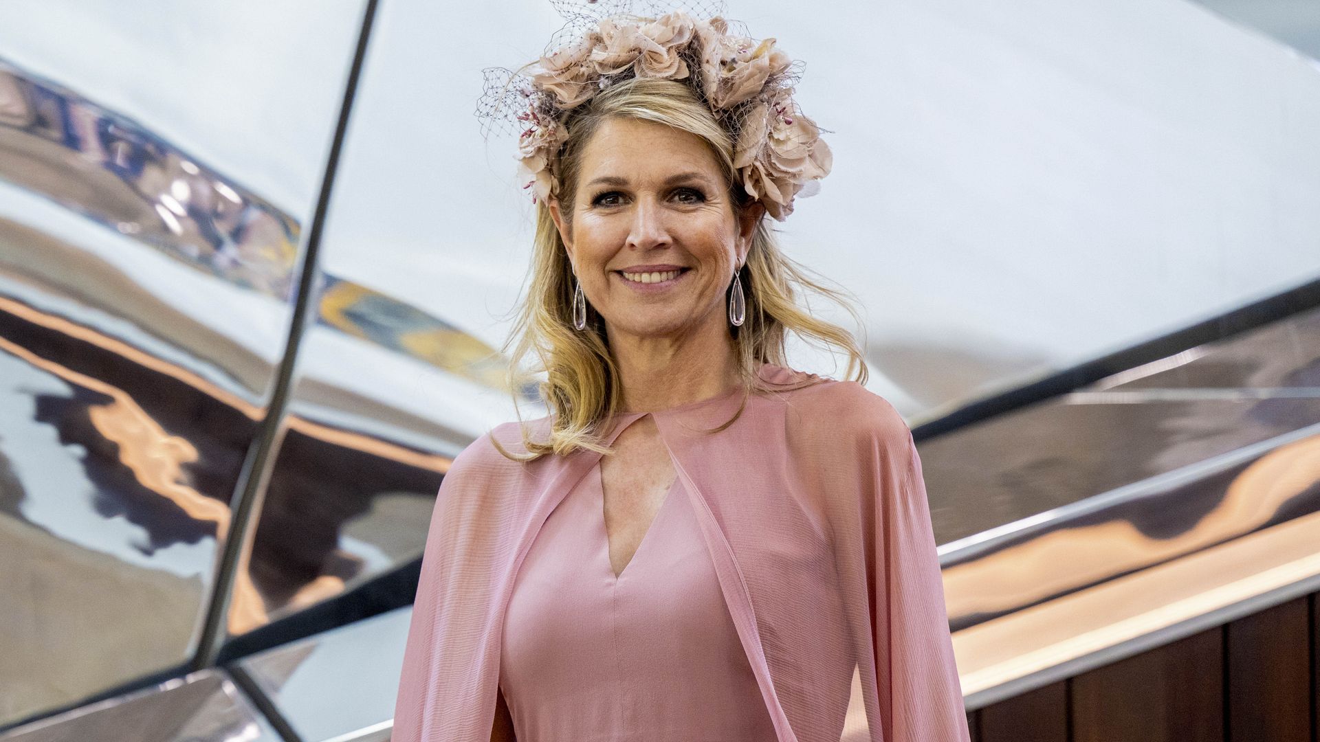 Máxima de Holanda luce su atuendo más primaveral con tocado de flores