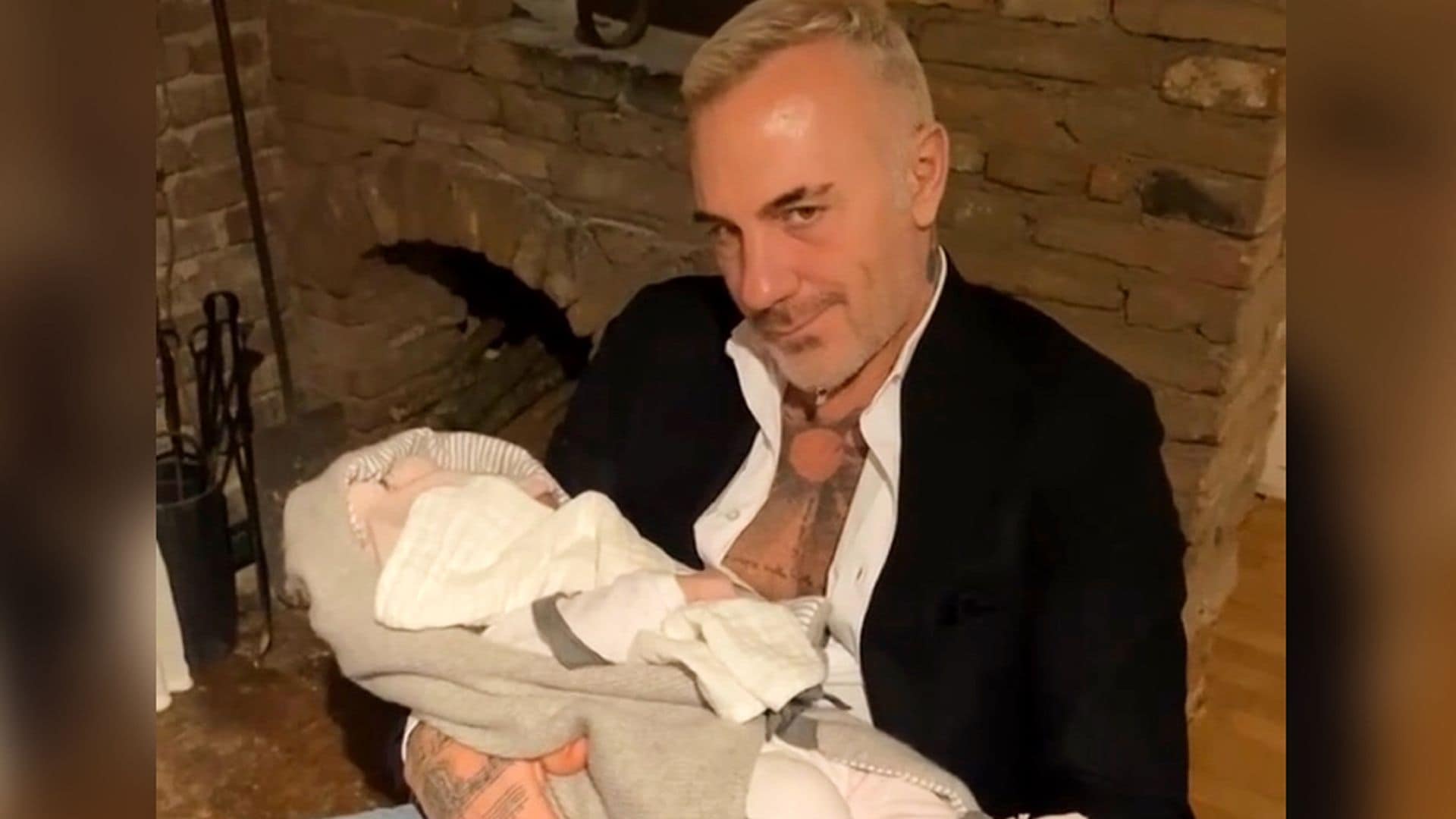 El secreto mágico de Gianluca Vacchi para lograr dormir a su bebé de dos meses