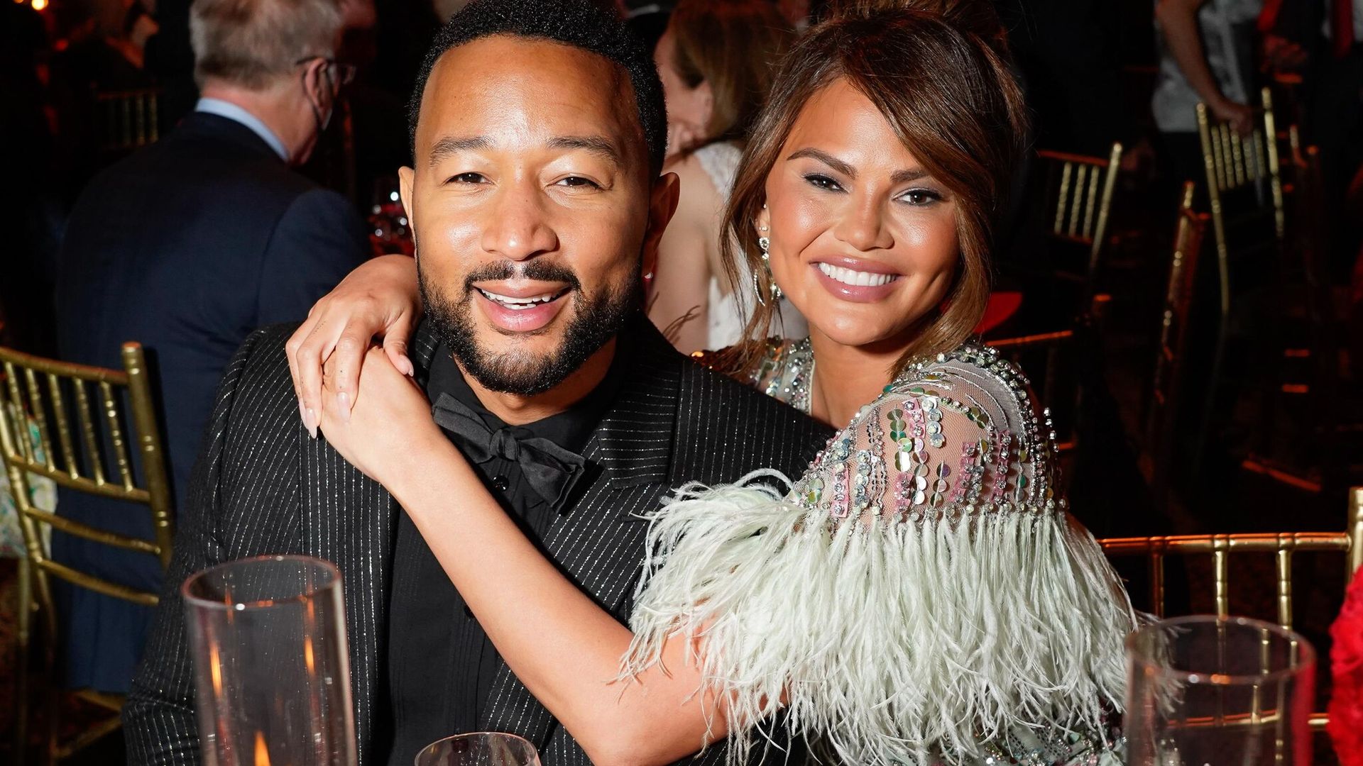 Chrissy Teigen anuncia su embarazo con unas adorables imágenes