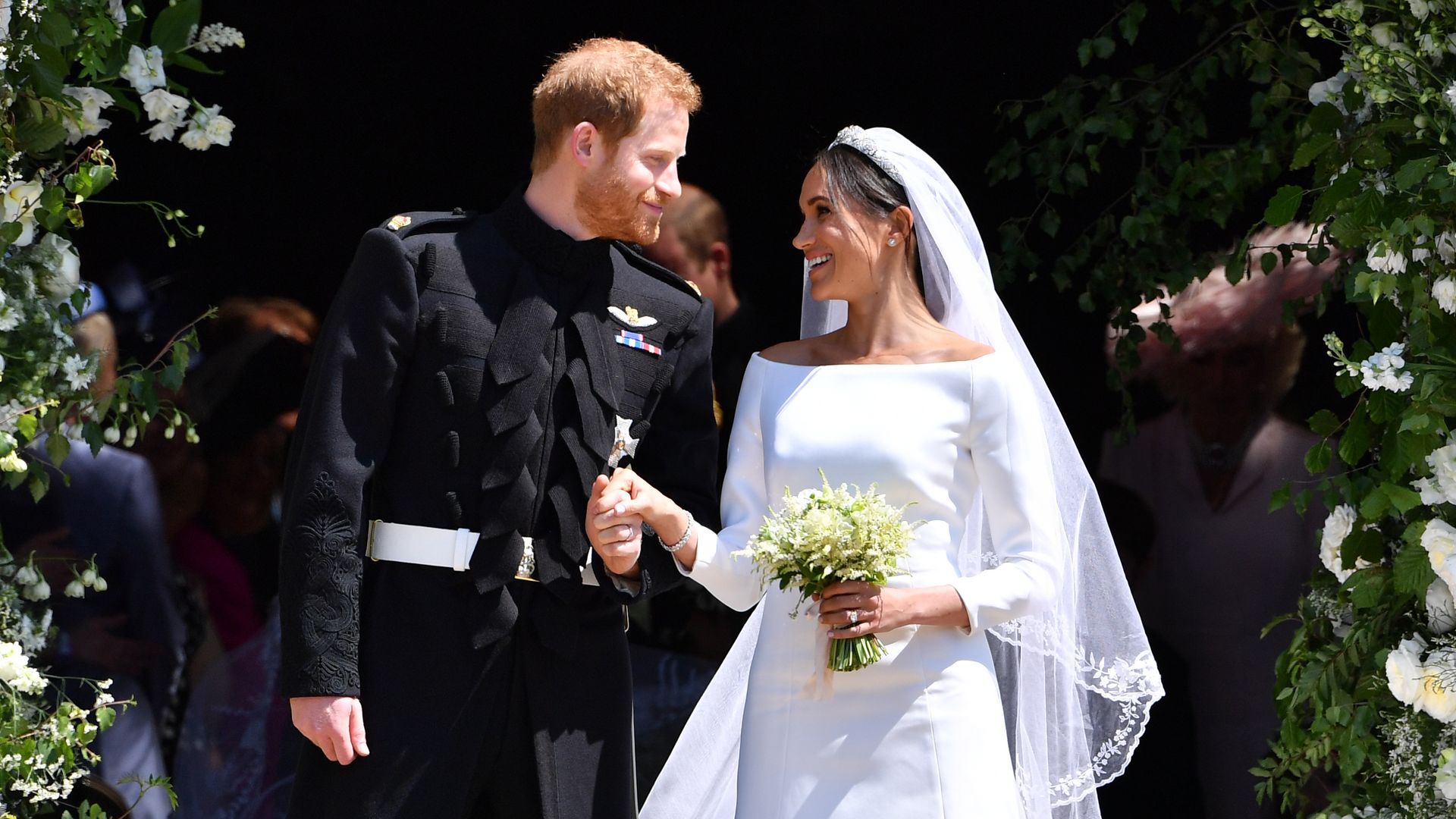 De los 300.000 euros del vestido de novia de Kate Middleton a los 30.000 de Isabel II: los precios de los looks de la realeza británica