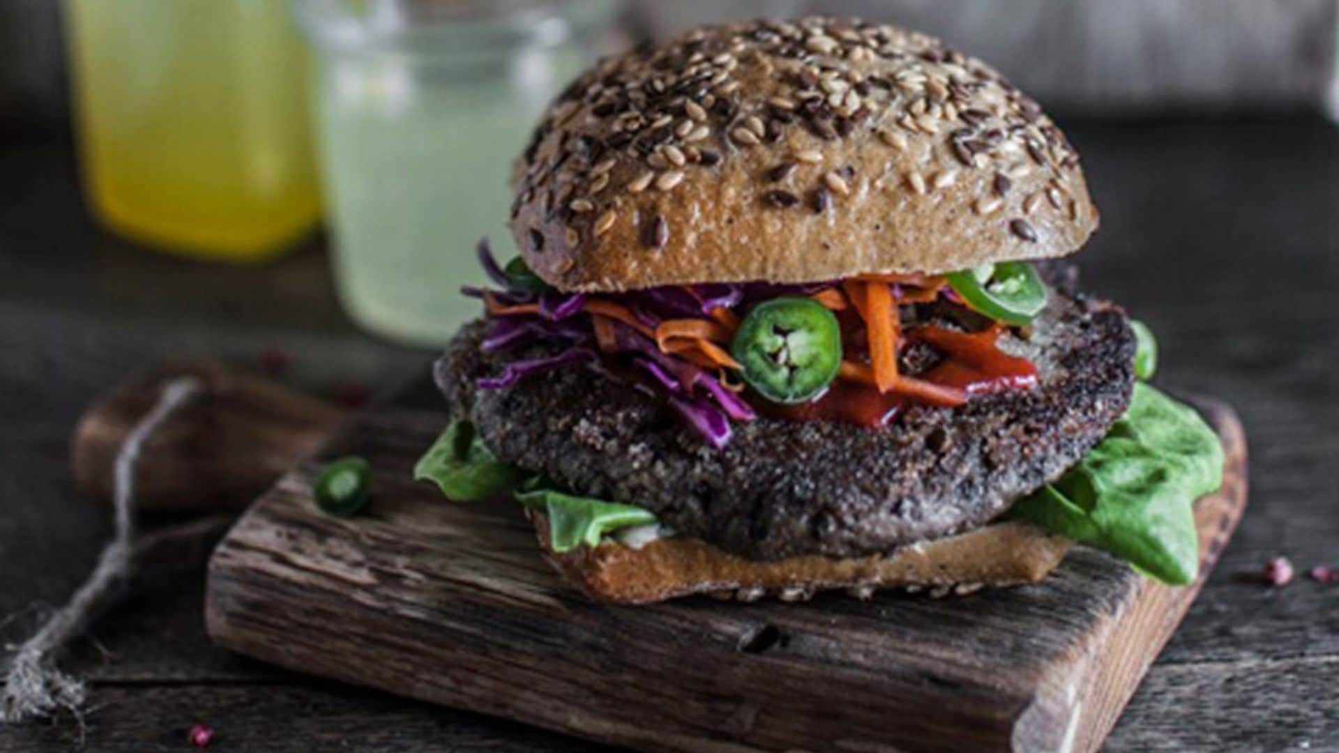 Hamburguesa negra vegana de judías con lombarda, zanahoria y jalapeños