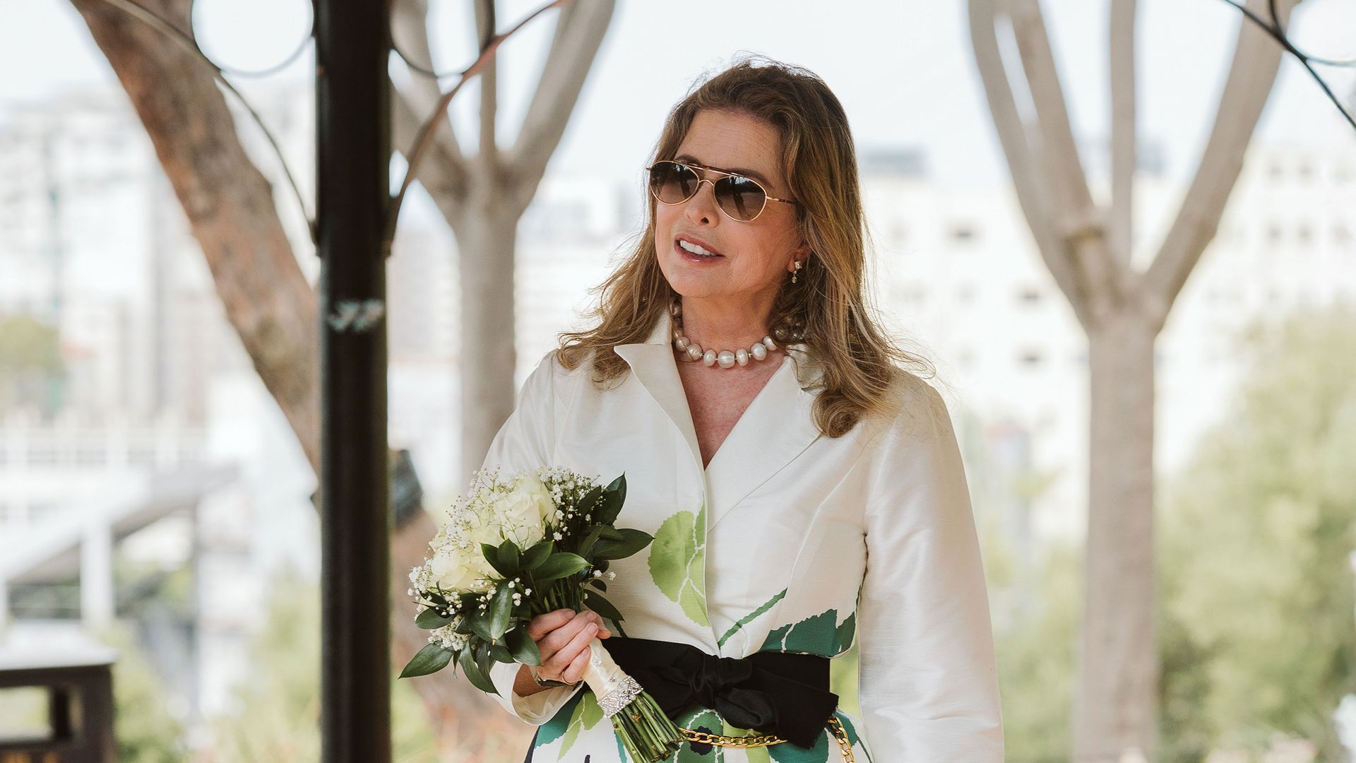 El inesperado vestido de novia de Diandra Douglas: un diseño camisero y estampado