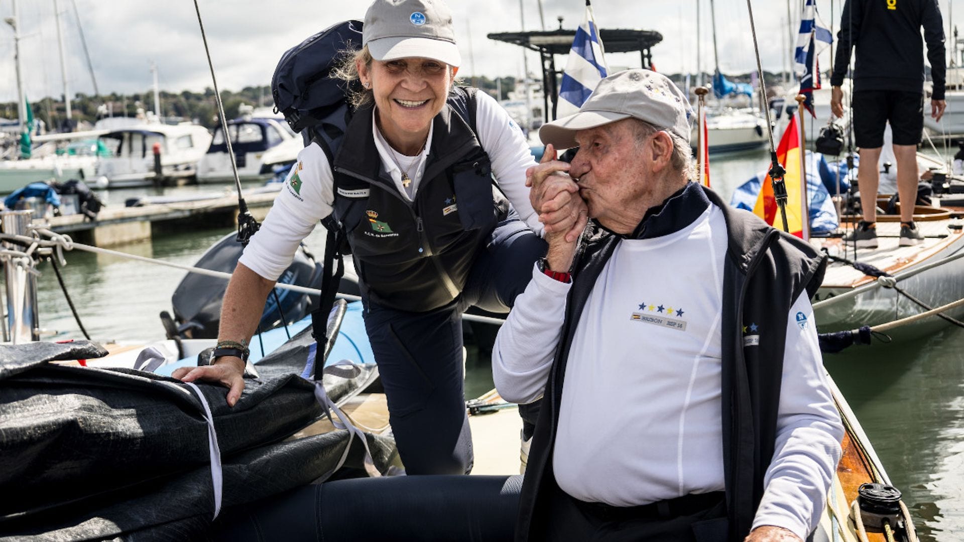 Las imágenes más cariñosas y cómplices de don Juan Carlos y la infanta Elena en las regatas de Reino Unido