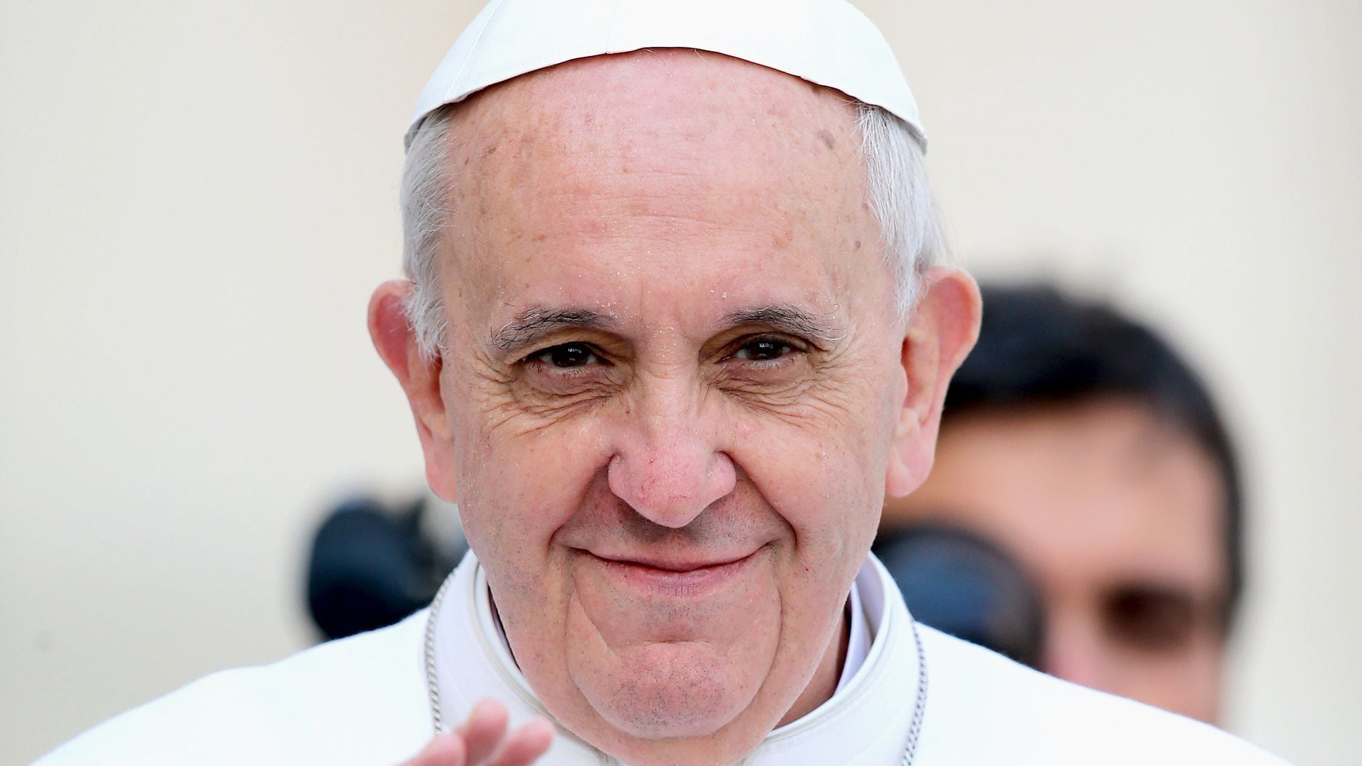 Sobrino del Papa Francisco viaja al Vaticano para el funeral de su tío, gracias a la bondad de una empresaria
