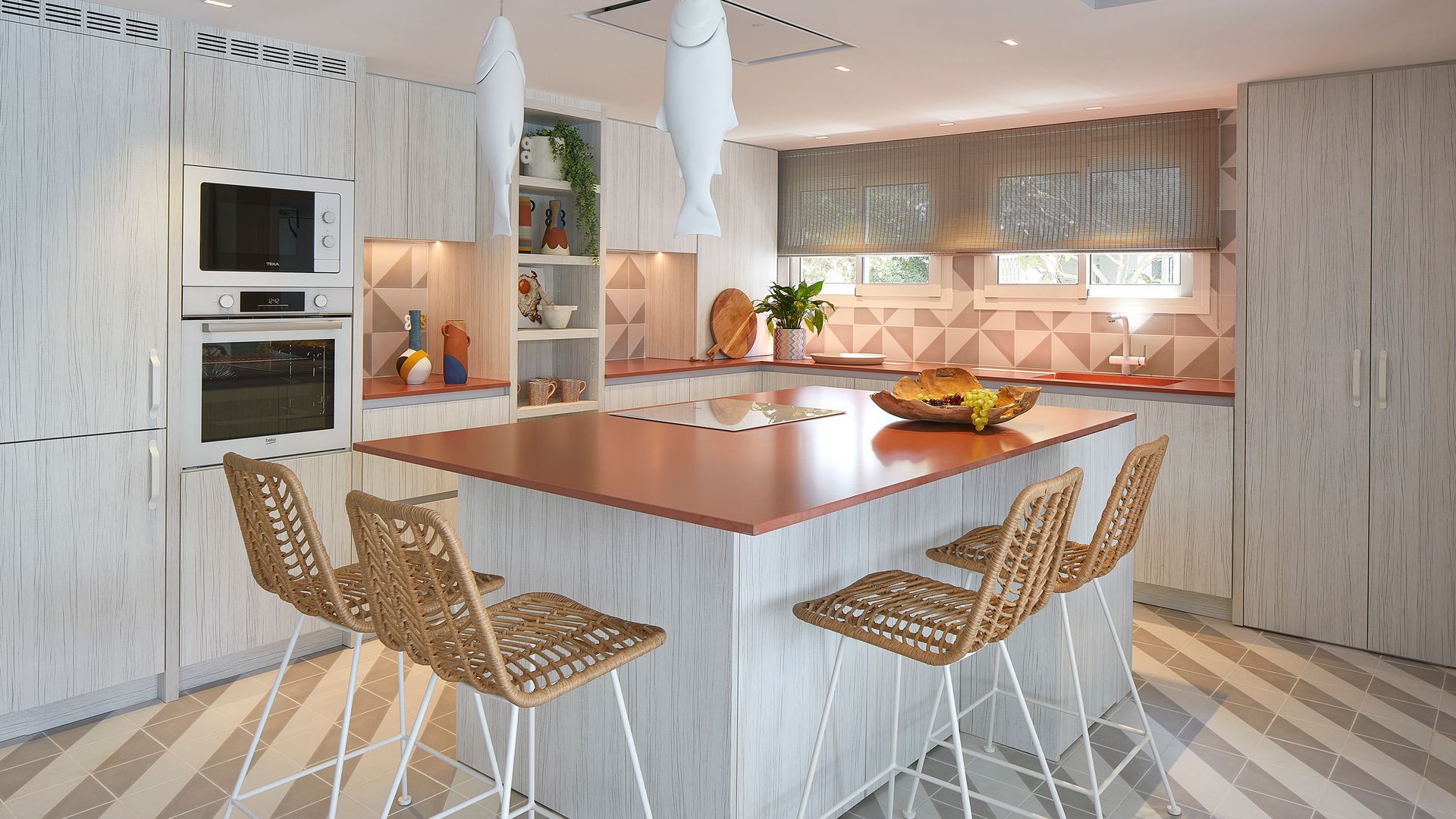 Cocina con los mismos azulejos usados en paredes y suelo