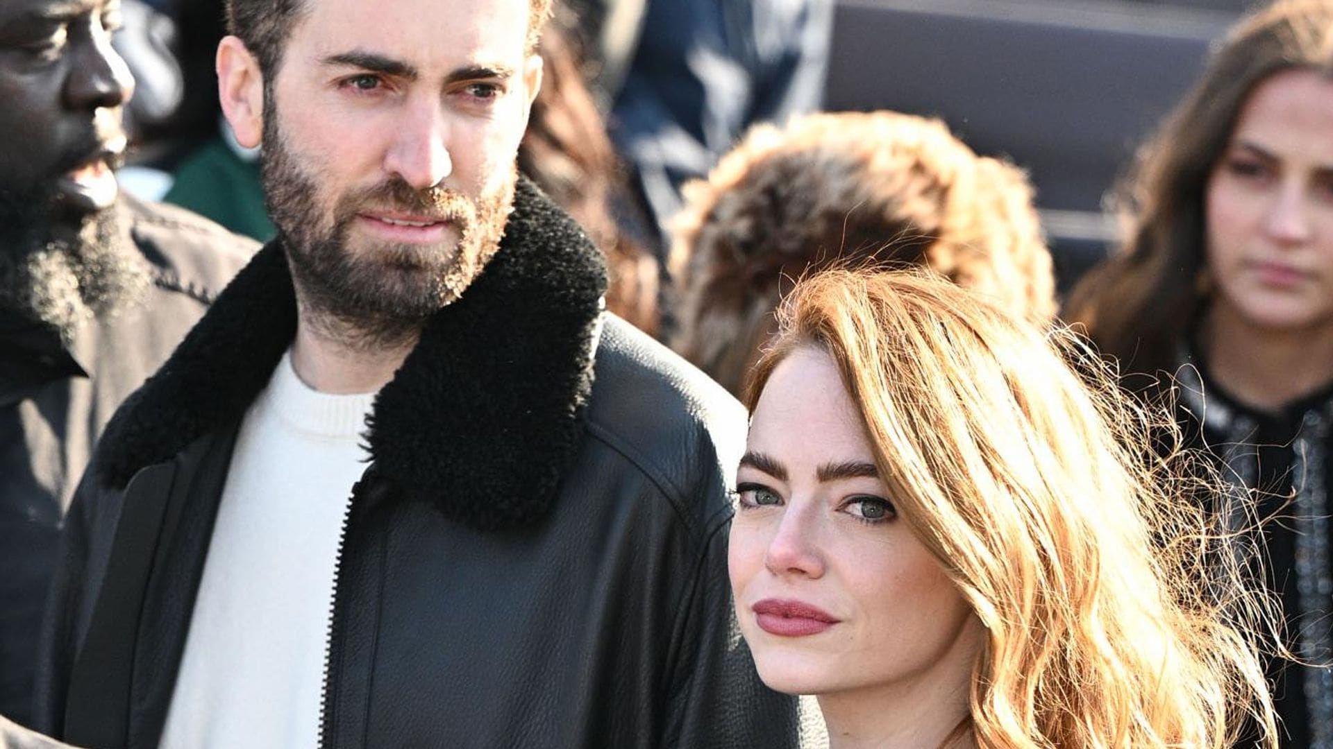 Emma Stone causa sensación en París de la mano de su marido