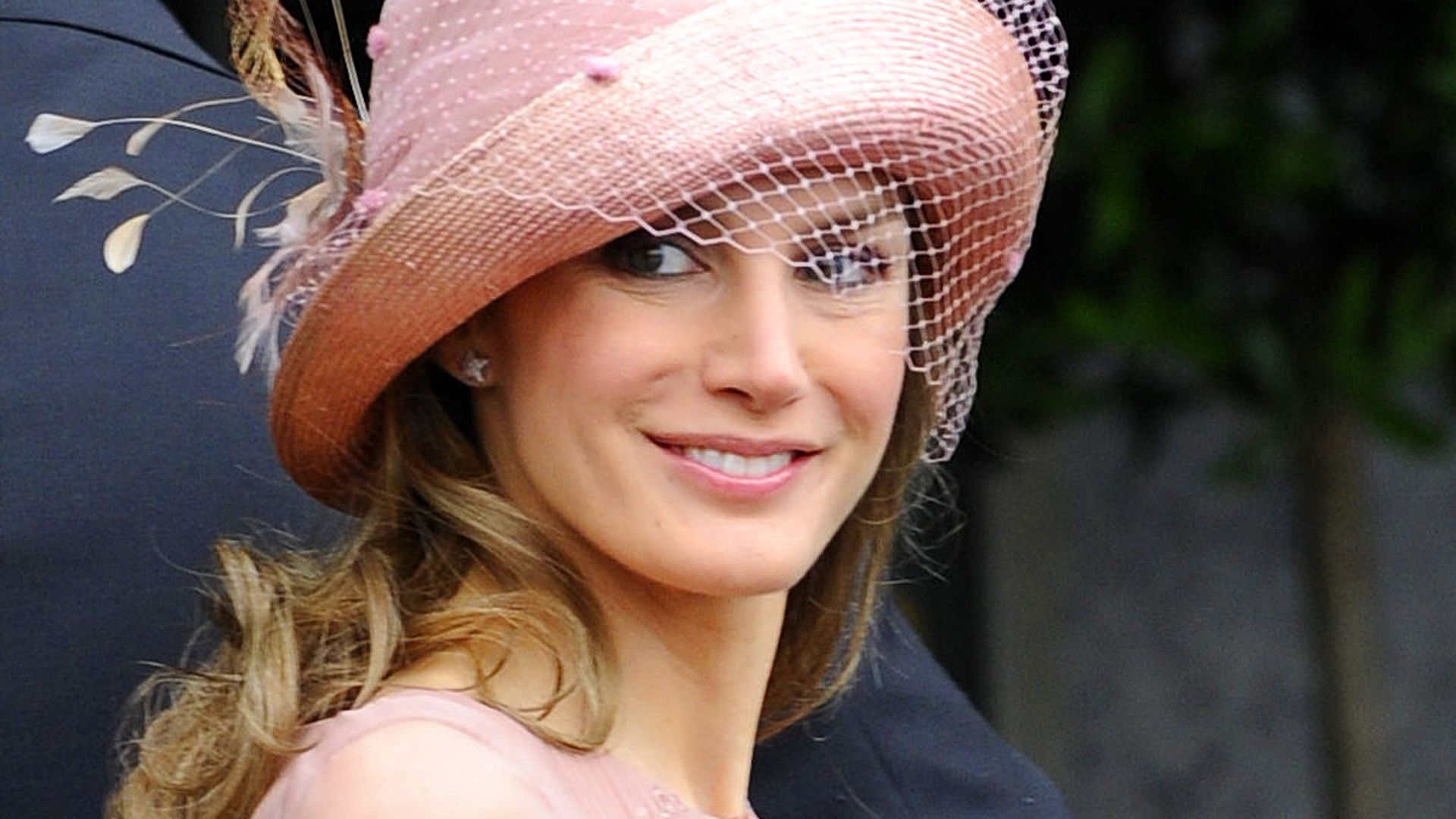 Recordamos el impecable look de la reina Letizia: rosa, vestido midi y tocado de plumas