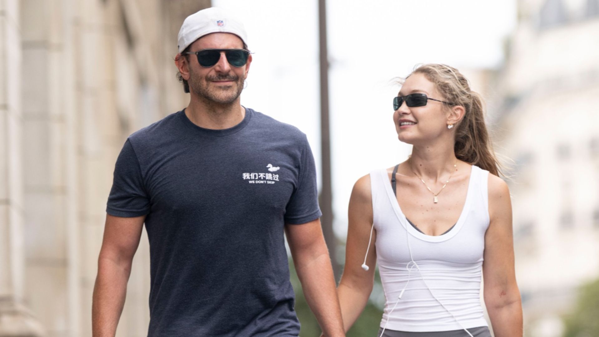 Bradley Cooper y Gigi Hadid fueron fotografiados paseando por París, donde un pequeño detalle en sus manos hizo saltar todas las alarmas