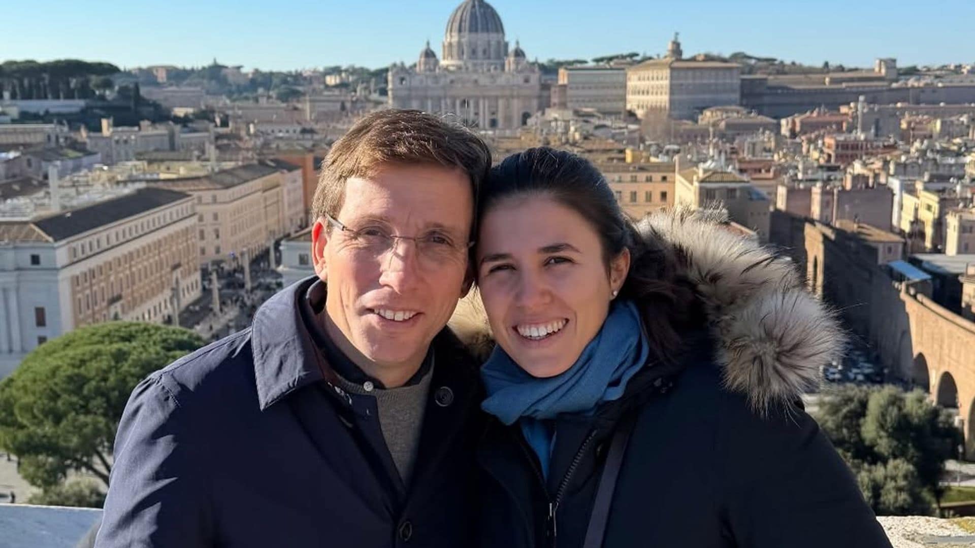 El viaje a Roma de José Luis Martínez-Almeida y Teresa Urquijo, tras el susto por el ingreso de Teresa de Borbón-Dos Sicilias, abuela de ella