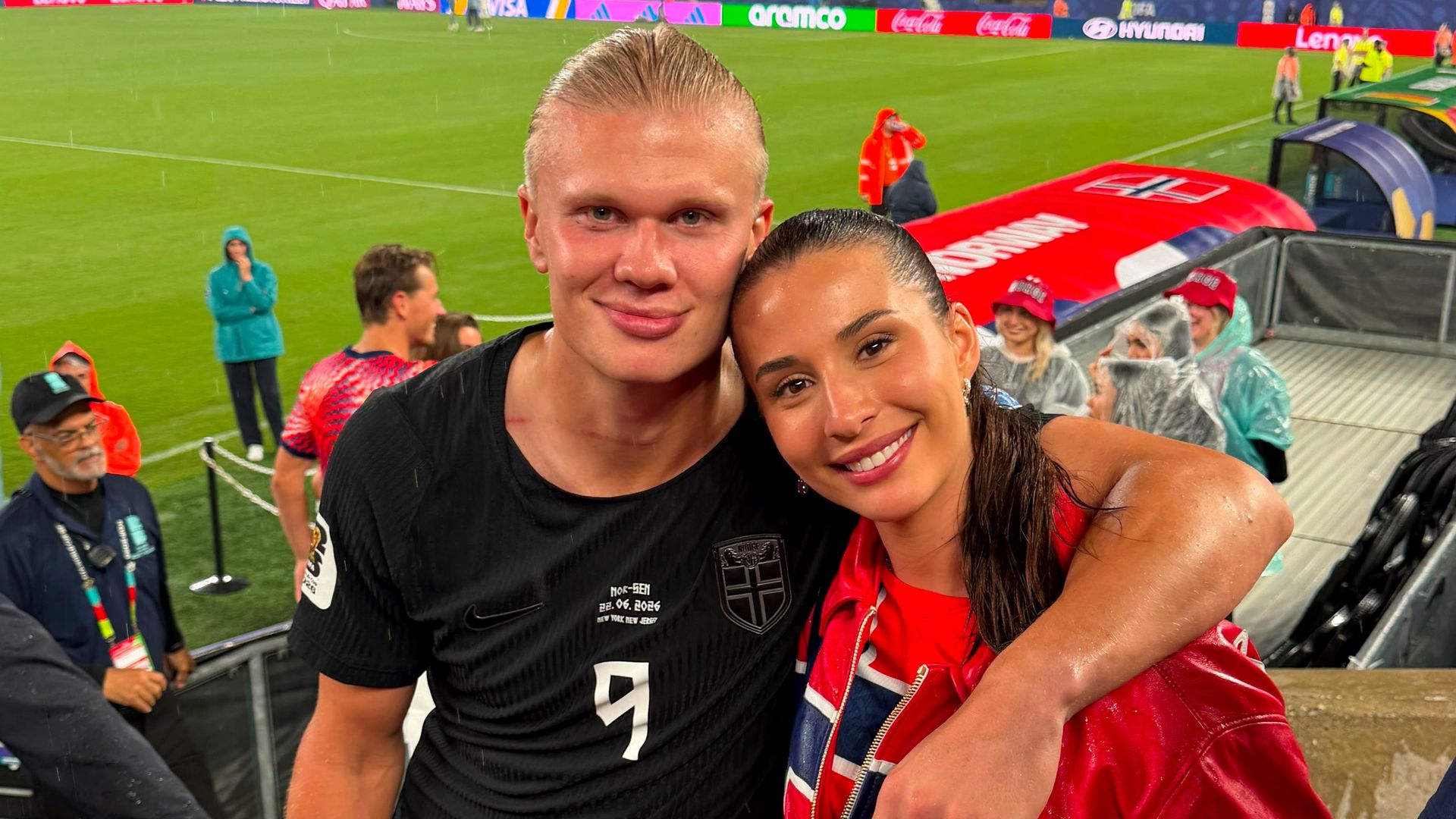 Erling Haaland e Isabel Haugseng en el pleno Mundial 2026