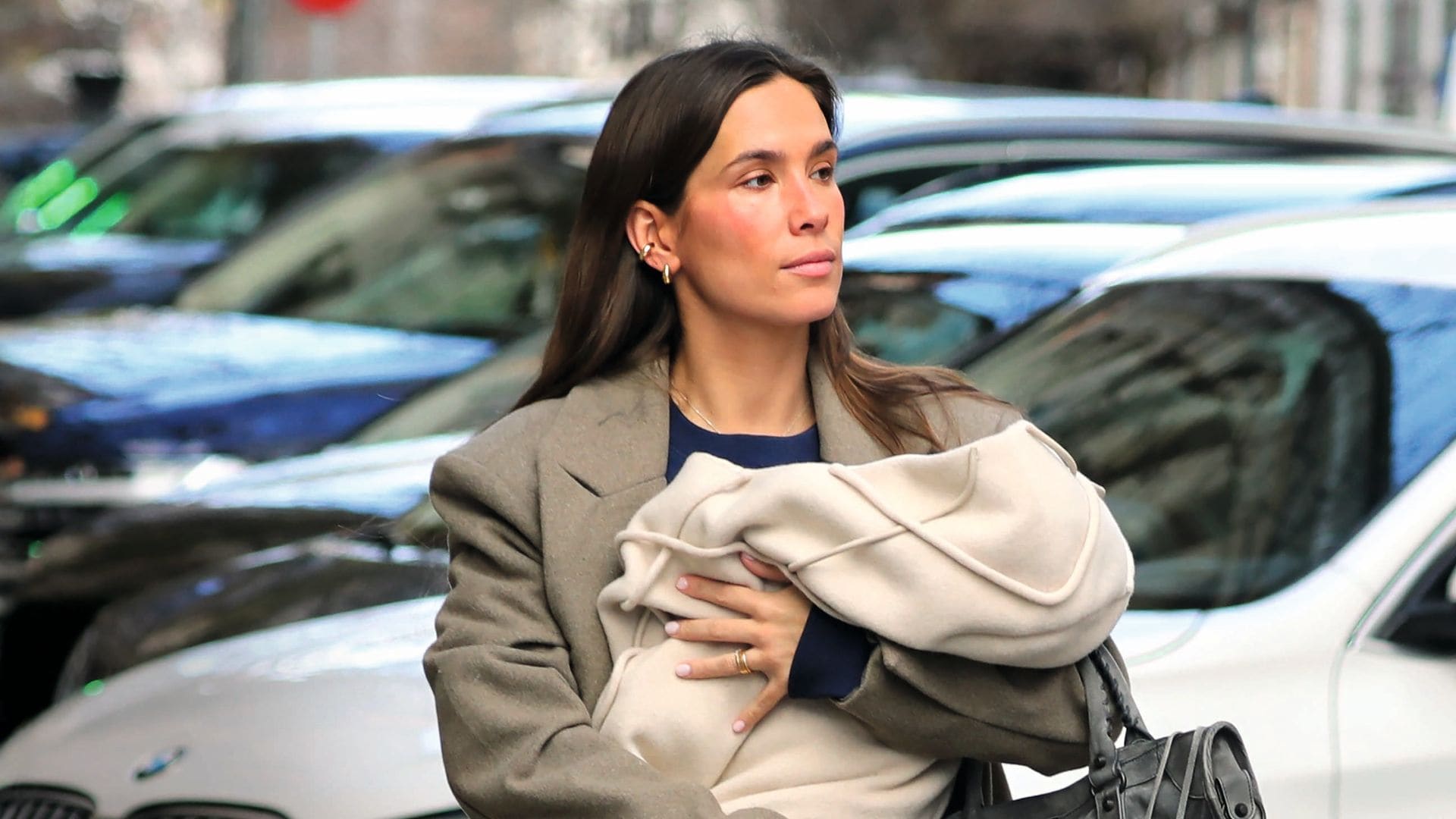 María Pombo llevando a la pequeña Mariana al pediatra, en su primer paseo con su tercera hija