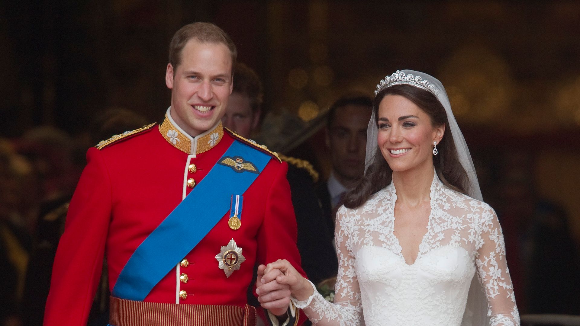 El vestido de Kate Middleton 15 años después: encaje hecho a mano, 3 metros de cola y el homenaje más romántico al príncipe Guillermo