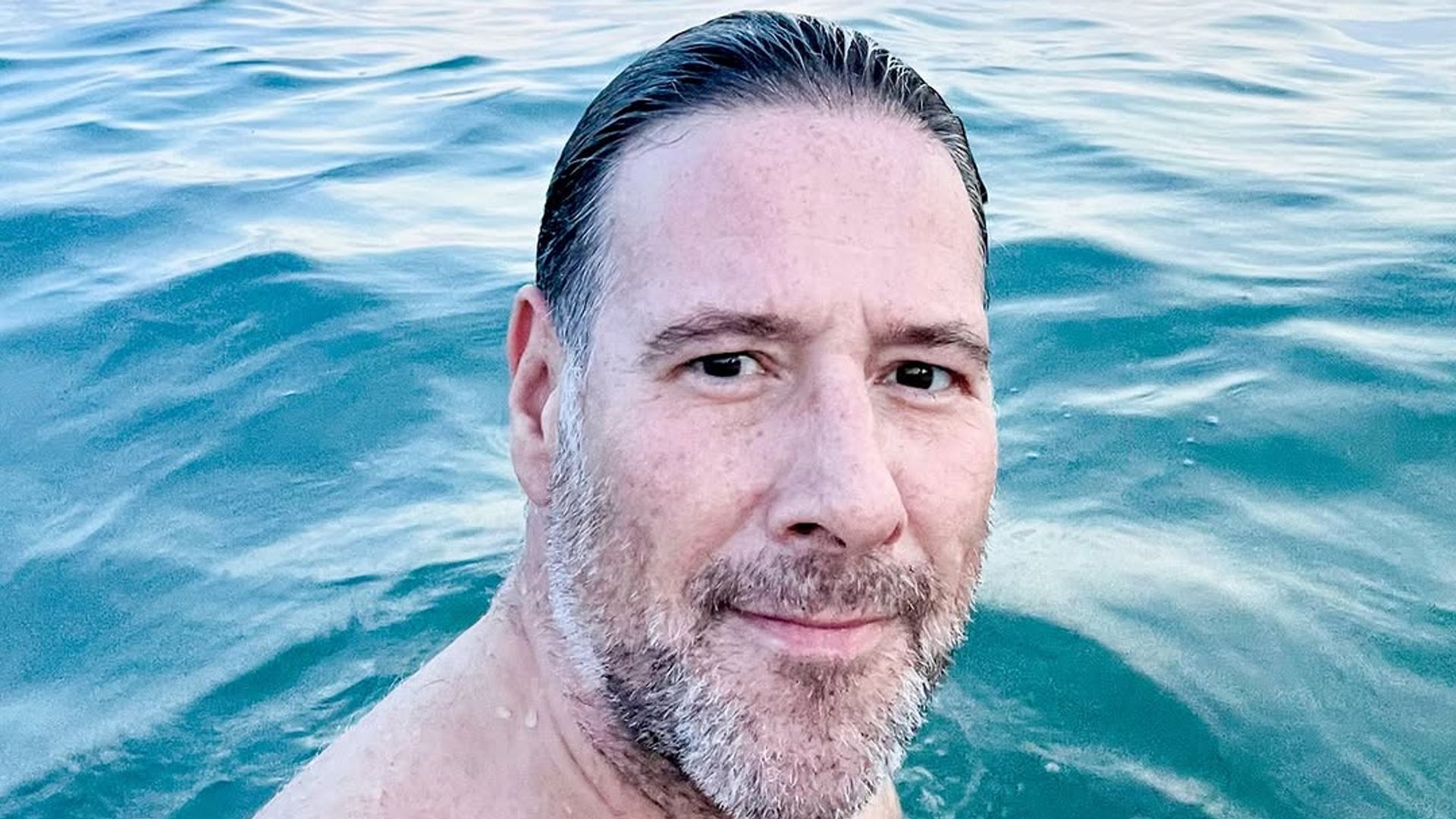 Carlos Latre ha publicado esta foto bañándose en el mar