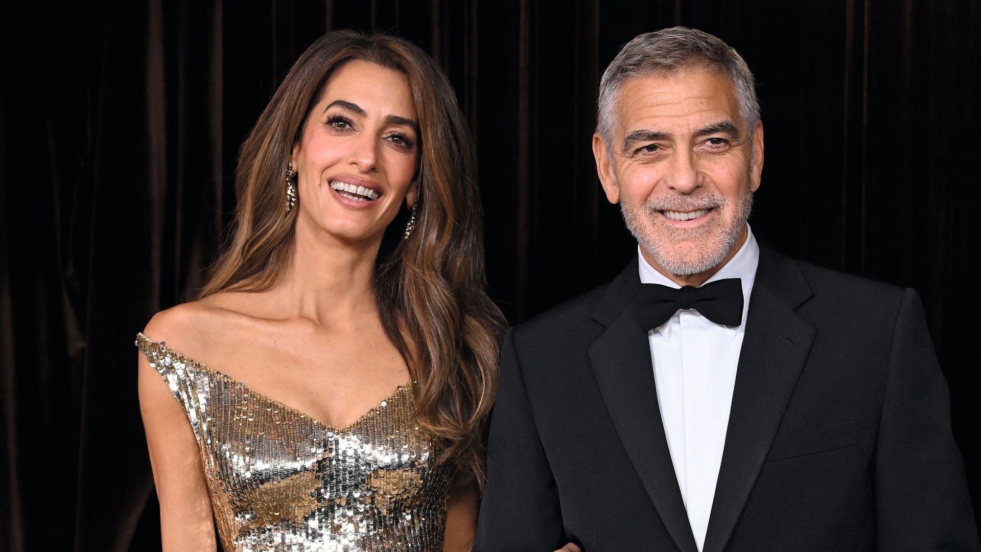 George y Amal Clooney, con vestido dorado estilo "old Hollywood", anfitriones de los Premios The Albies, organizados por la Fundación Clooney