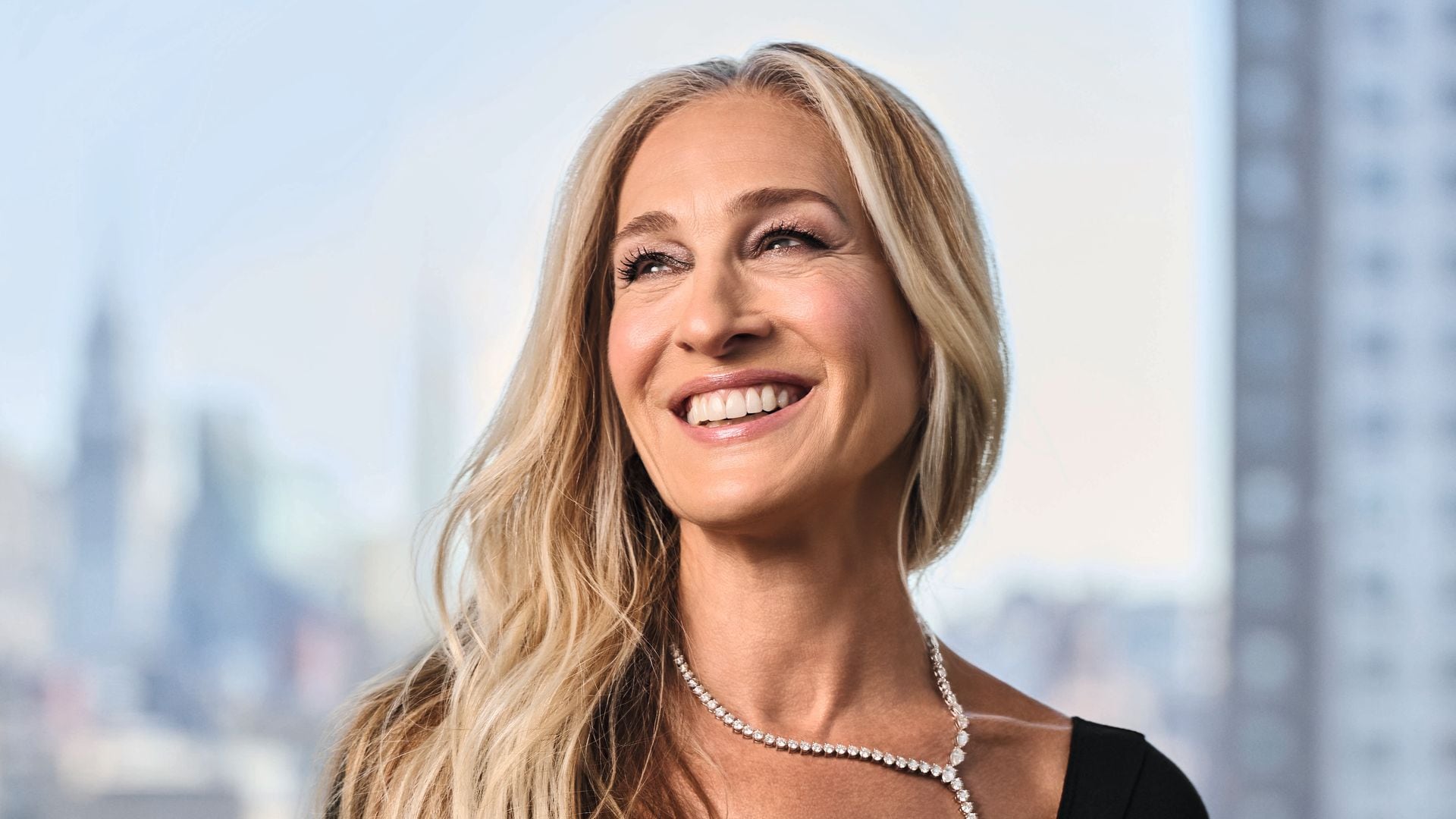 "Llevar un collar un poco de lado es menos previsible, más yo. Sería como decir que la moda no tiene que ser perfecta para ser bella", nos dice Sarah Jessica Parker. La colección exclusiva SJP de Astrea London saldrá a la venta el 8 de diciembre