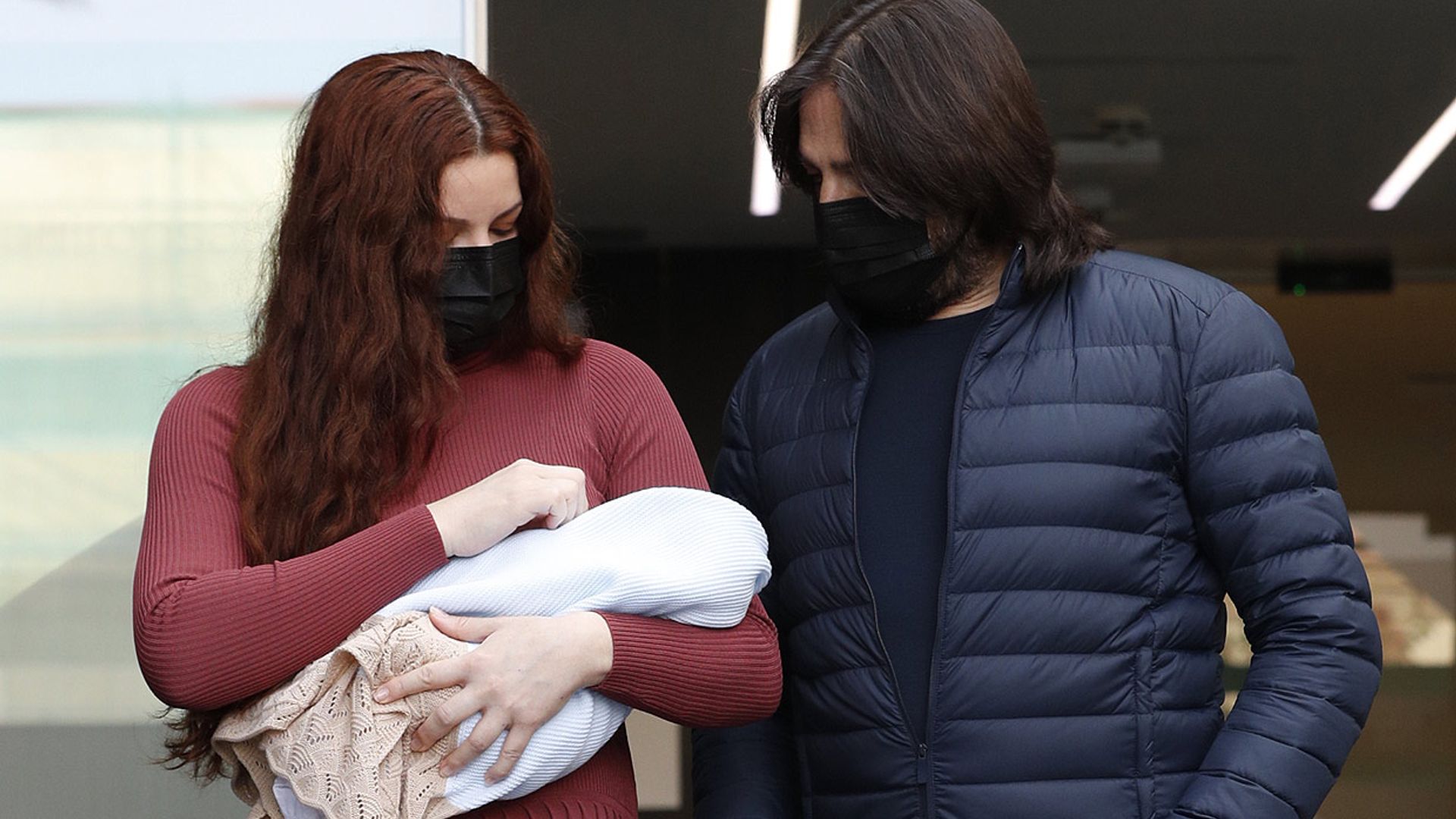 Primeras imágenes de Joaquín Cortés y Mónica Moreno con su segundo hijo Andrea recién nacido