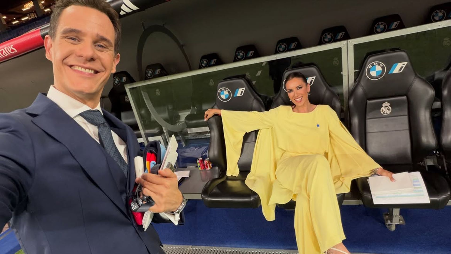 Sonrientes y relajados, Patricia Pardo y Christian Gálvez posaron en el banquillo del Real Madrid antes de ponerse al frente de uno de los mayores retos de sus carreras