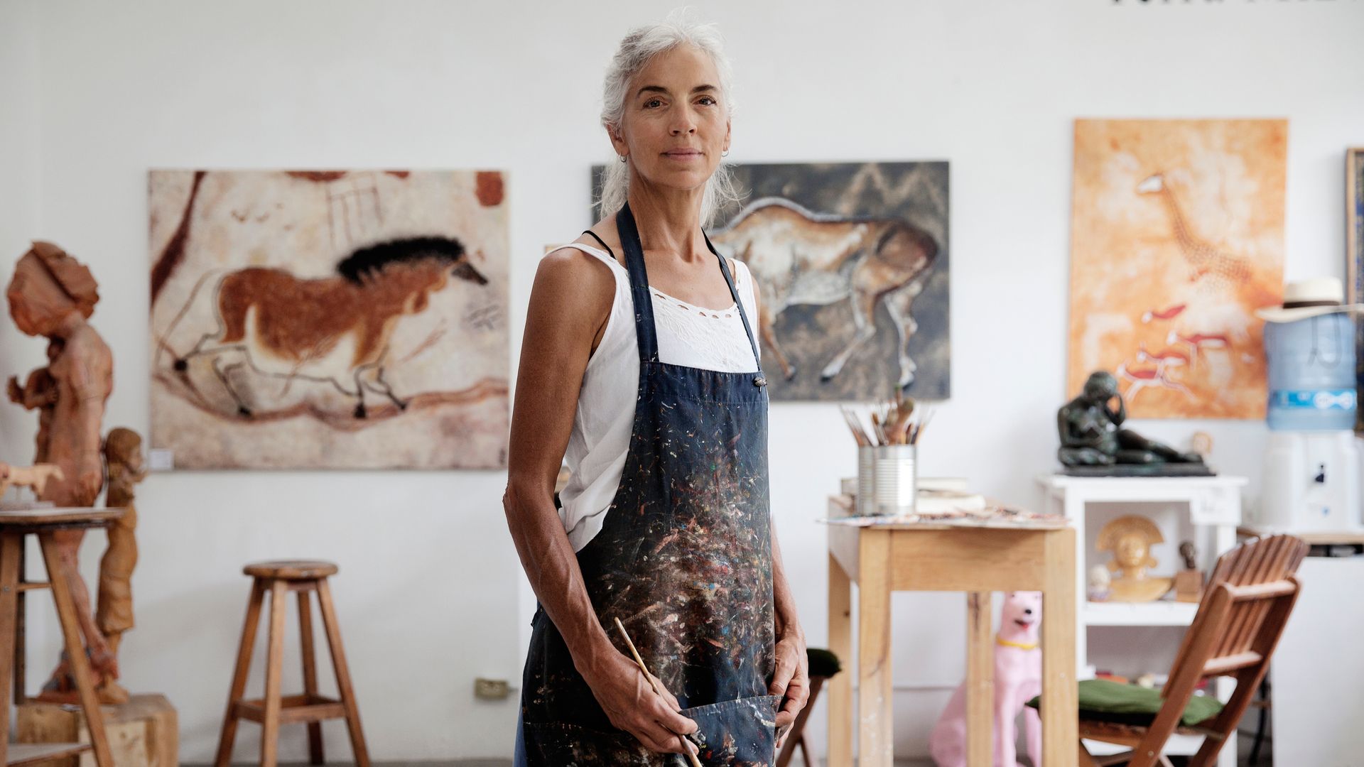 Una mujer en su taller de pintura
