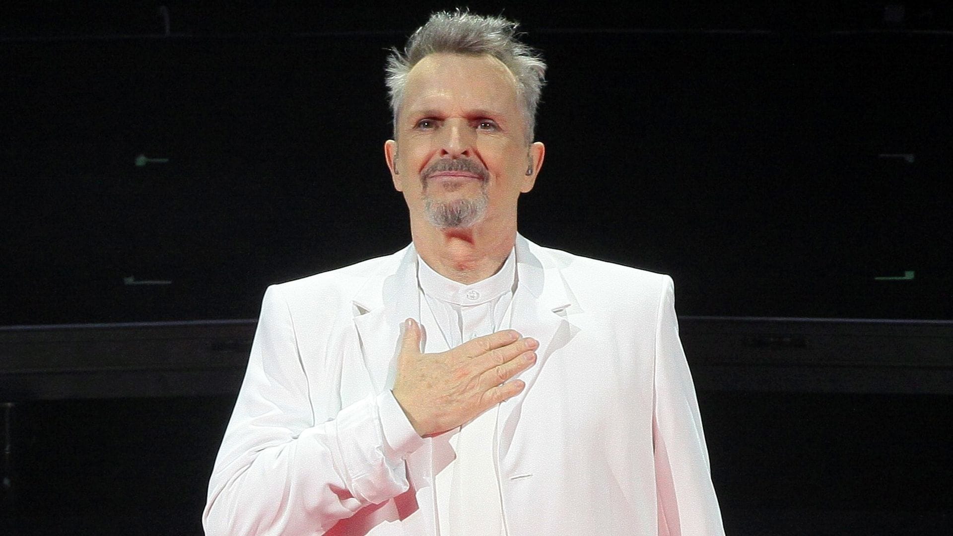 Un terremoto de 5.5 grados interrumpe el concierto de Miguel Bosé en México