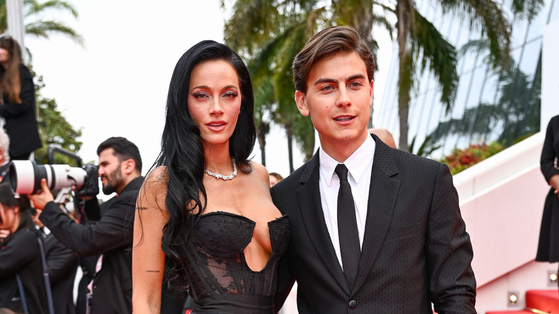 Oriana Sabatini y Paulo Dybala derrochan estilo en Cannes 