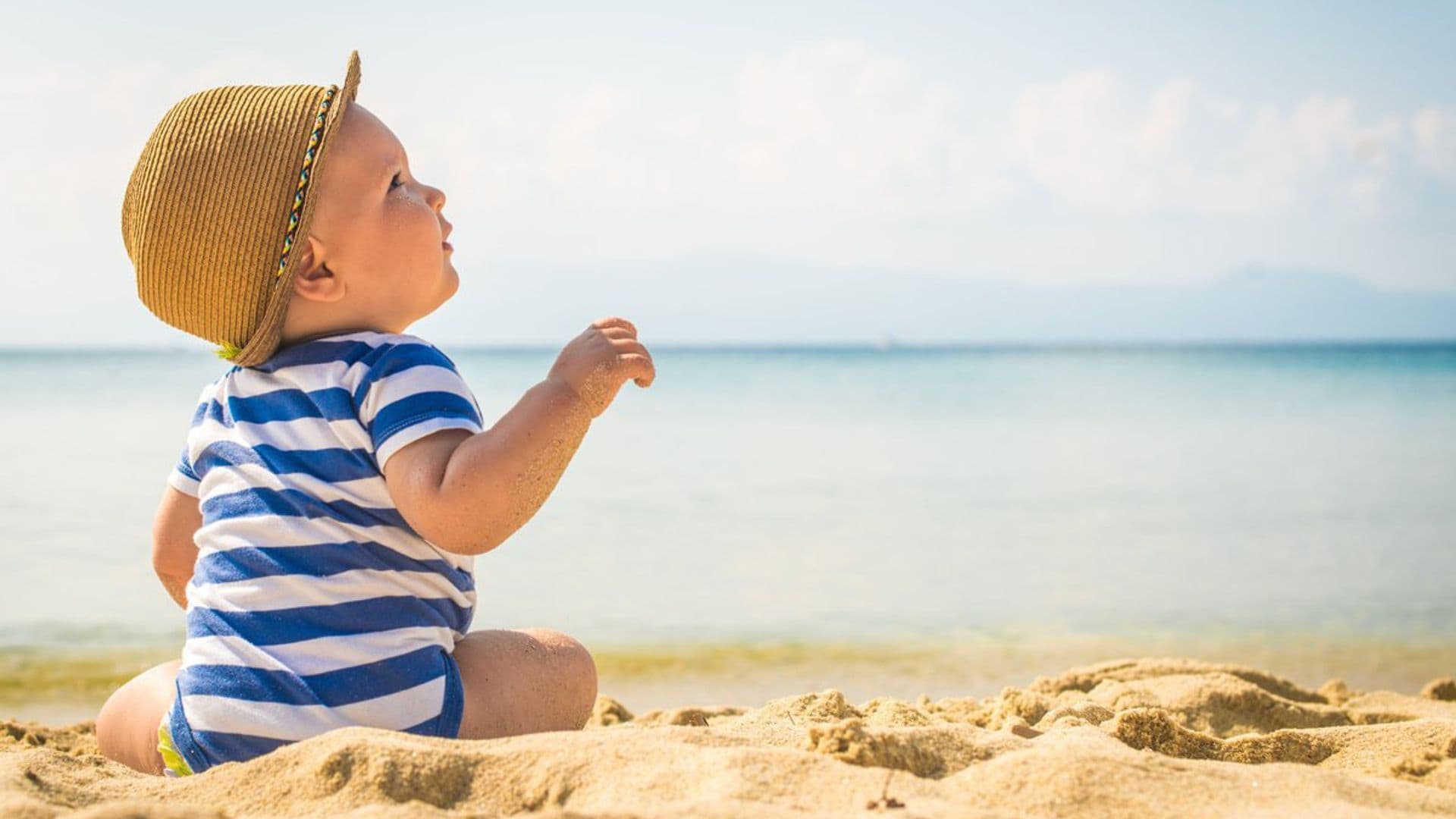 Consejos para el primer baño de tu bebé en la playa