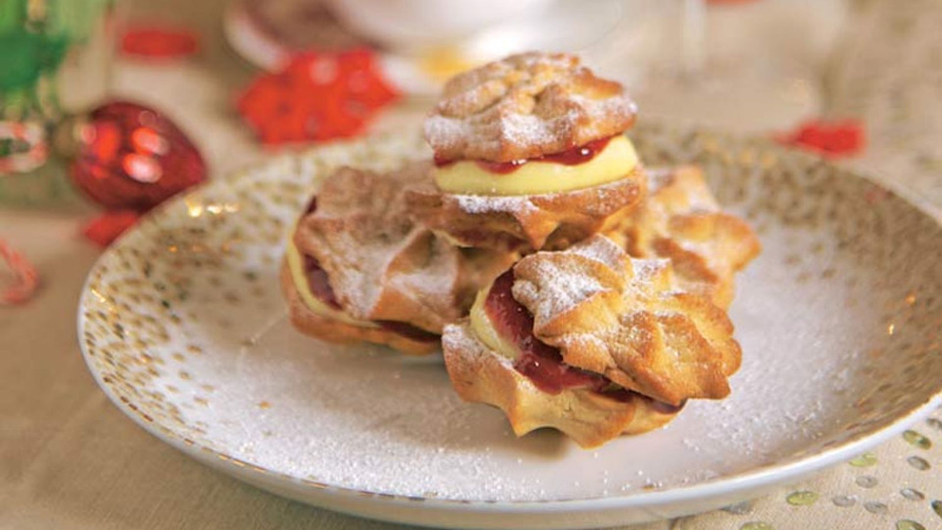 Sándwich de galletas con mermelada y crema de vainilla