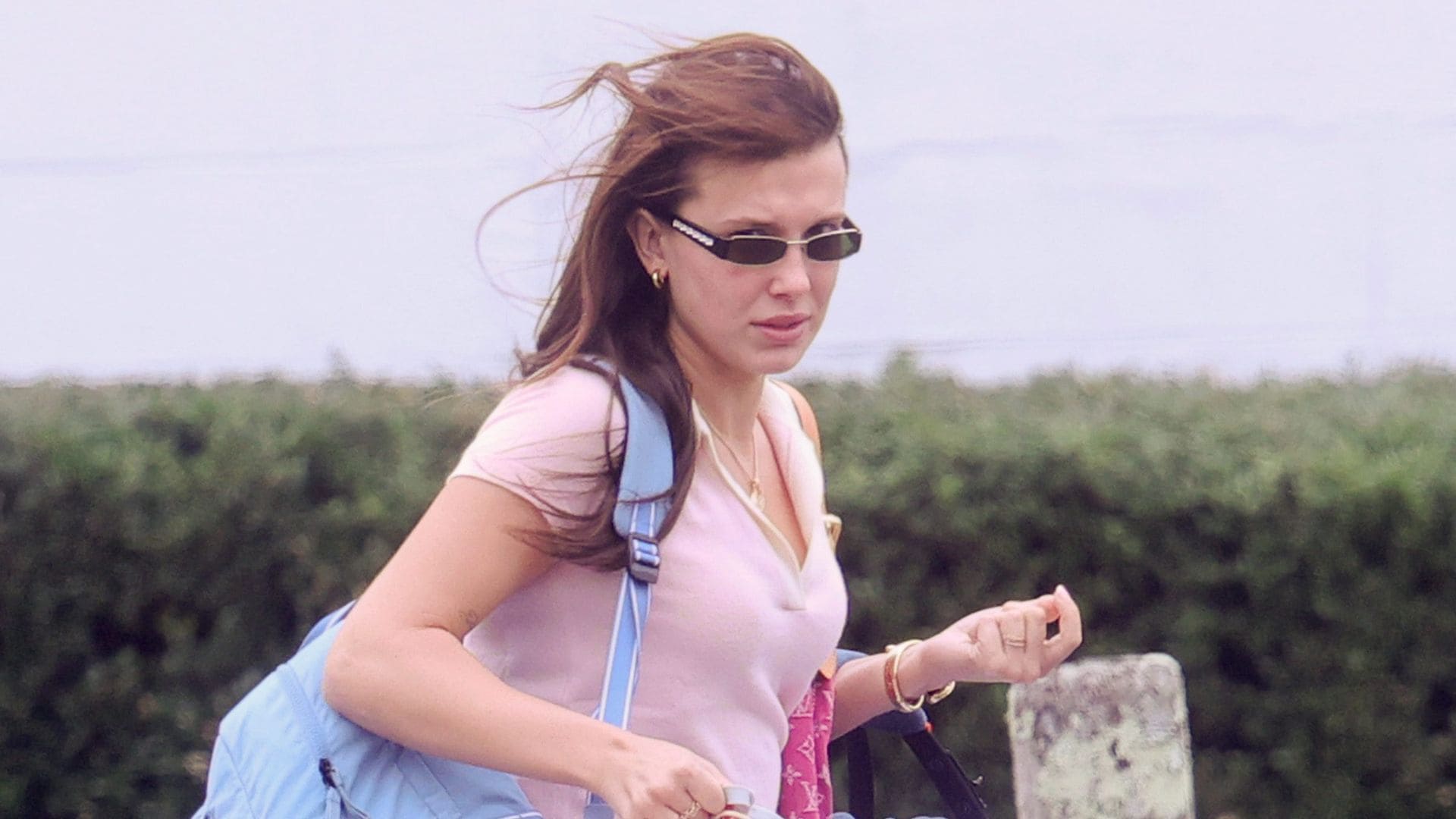 Millie Bobby Brown, primeras imágenes con su bebé tomando un avión privado desde los Hamptons


