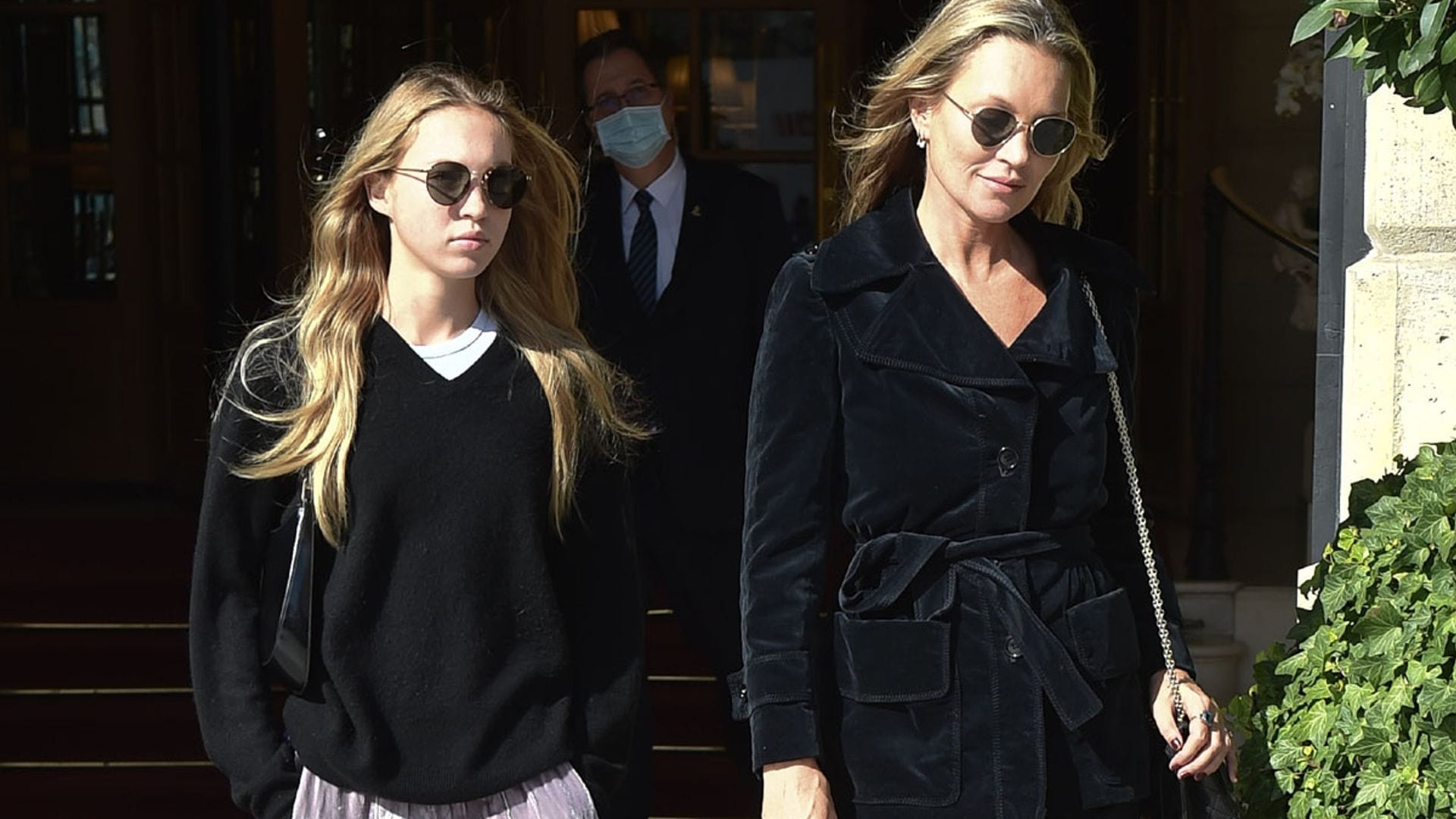 Kate Moss y su hija Lila Grace se van juntas de fiesta con un look coordinado que no pasa de moda