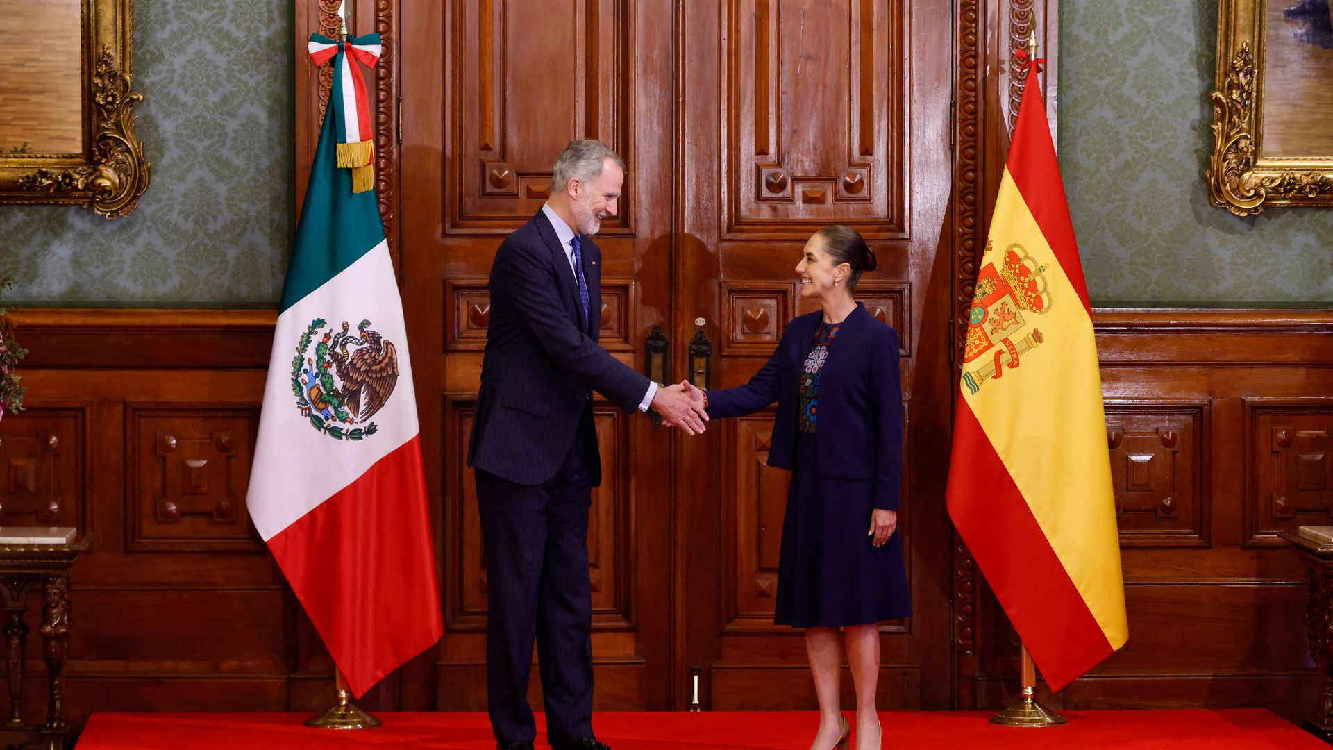El rey Felipe VI estrechando la mano de la presidenta Claudia Sheinbaum.