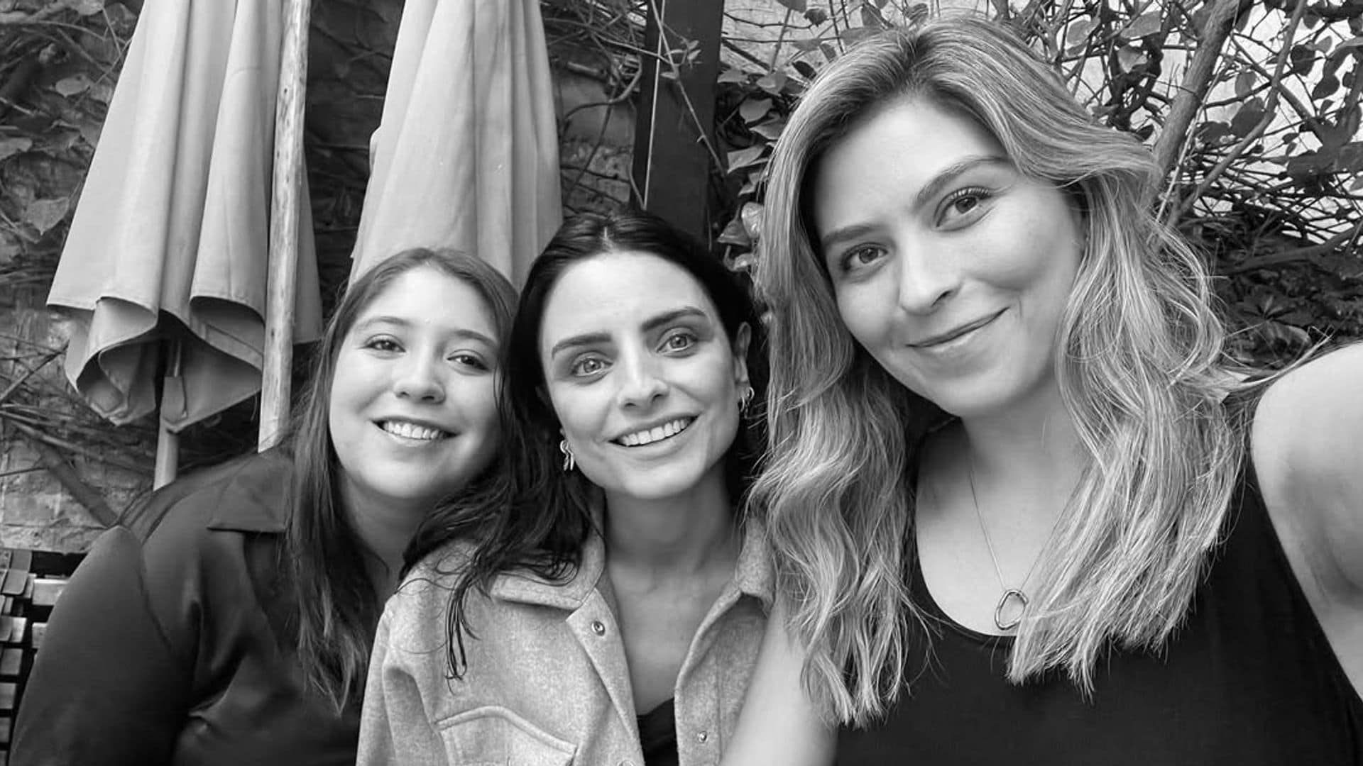 Aislinn Derbez con sus hermanas Michelle y Chiara