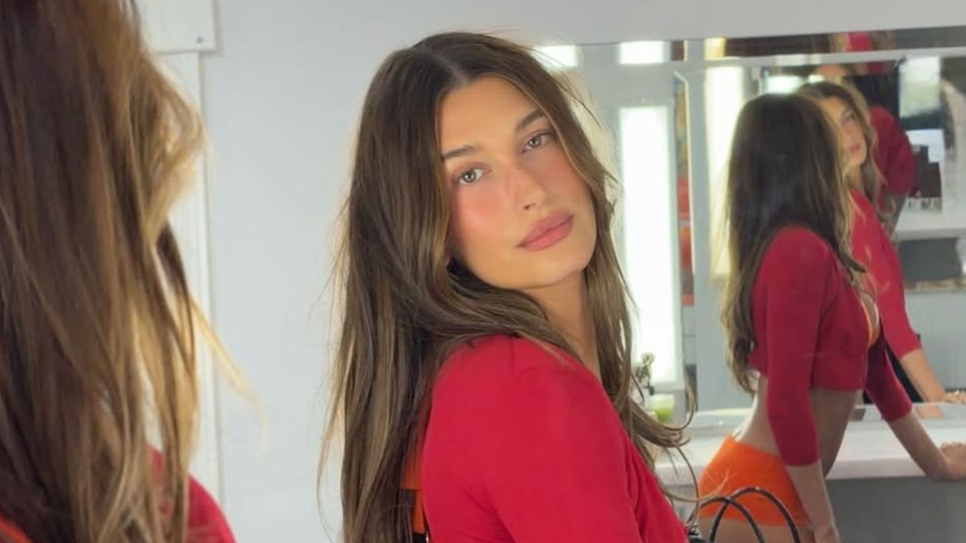 Hailey Bieber (29) y el hábito de 30 segundos que ha cambiado su rutina de mañana: "Realmente funciona"