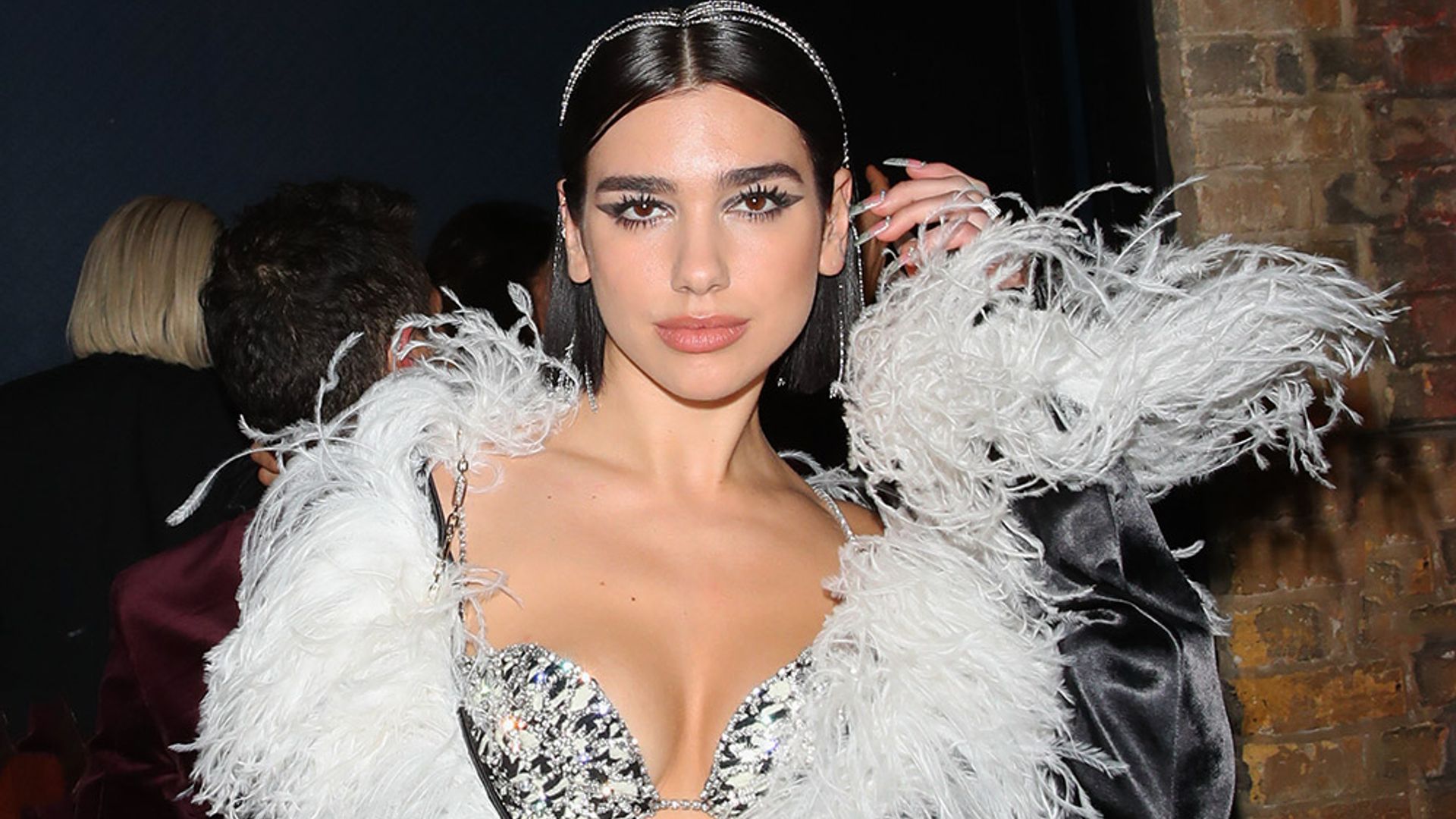 Mechas joya, un 'Fantasy Bra' y un chándal con plumas: Dua Lipa se supera