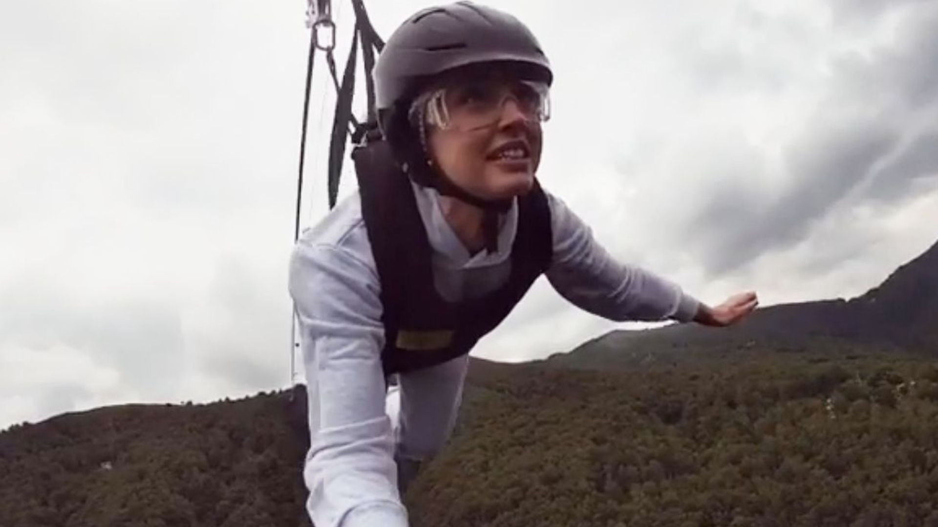Entre montañas y a toda velocidad: el vuelo de Chiara Ferragni que te va a impresionar