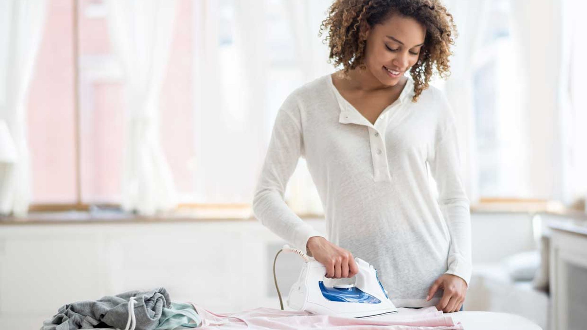 El truco definitivo para planchar y dejar como recién estrenadas las mangas de tus camisas 57 Merca2.es 5. Planchado de las mangas: desde la costura hacia abajo