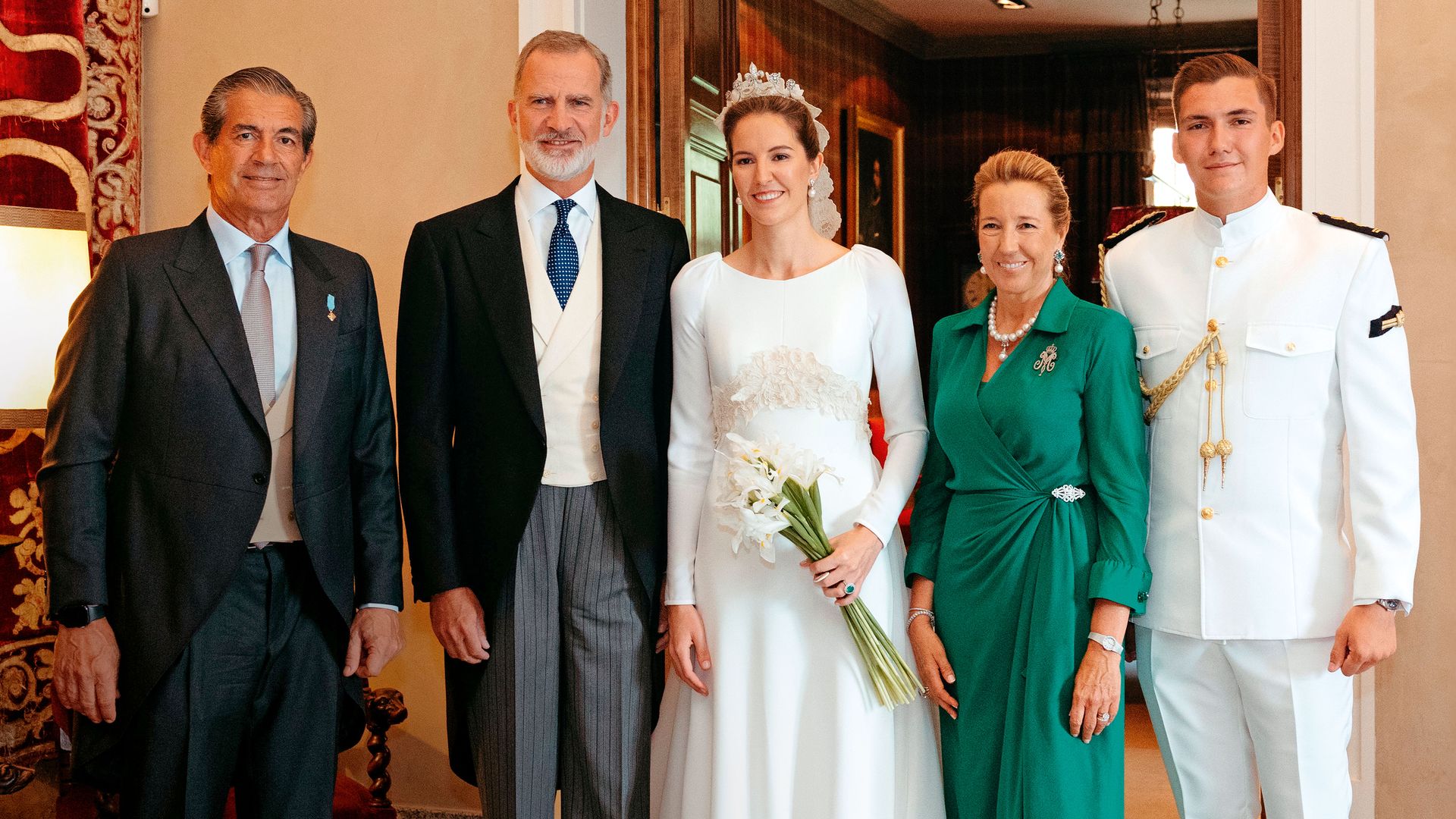 Victoria López-Quesada y Enrique Moreno de la Cova con el rey y con sus padres