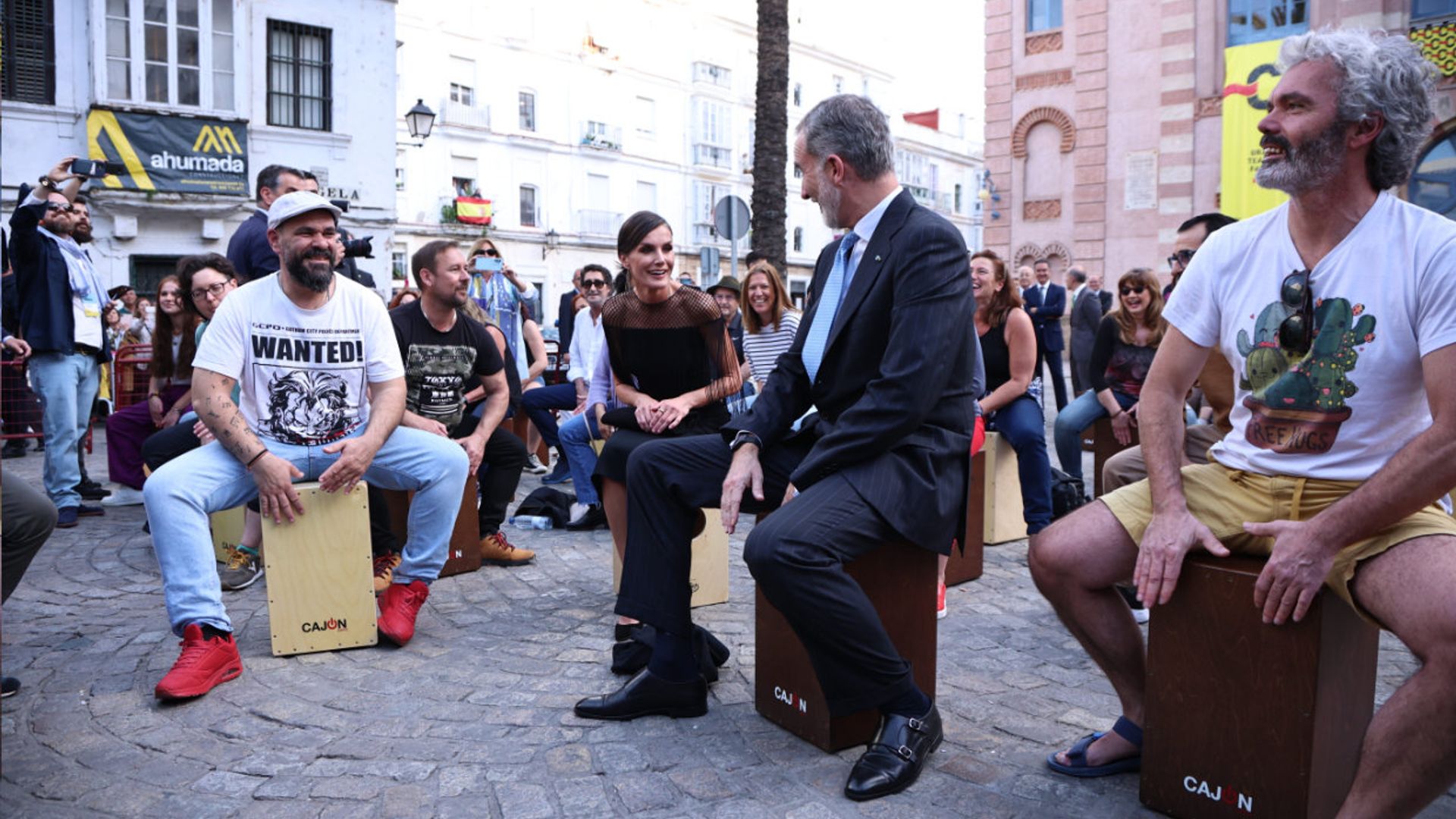 No te pierdas la reacción de doña Letizia ante el arte del rey Felipe tocando el cajón flamenco