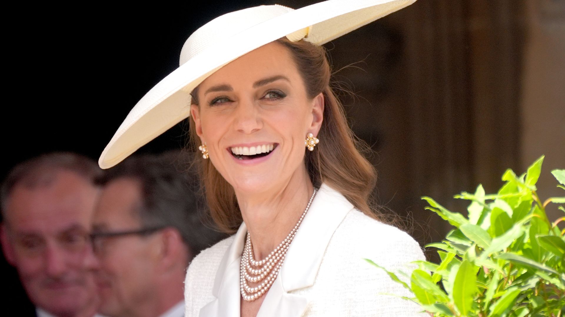 Kate Middleton, imparable en Windsor, acude al desfile del Día de la Jarretera: de blanco y con gran pamela