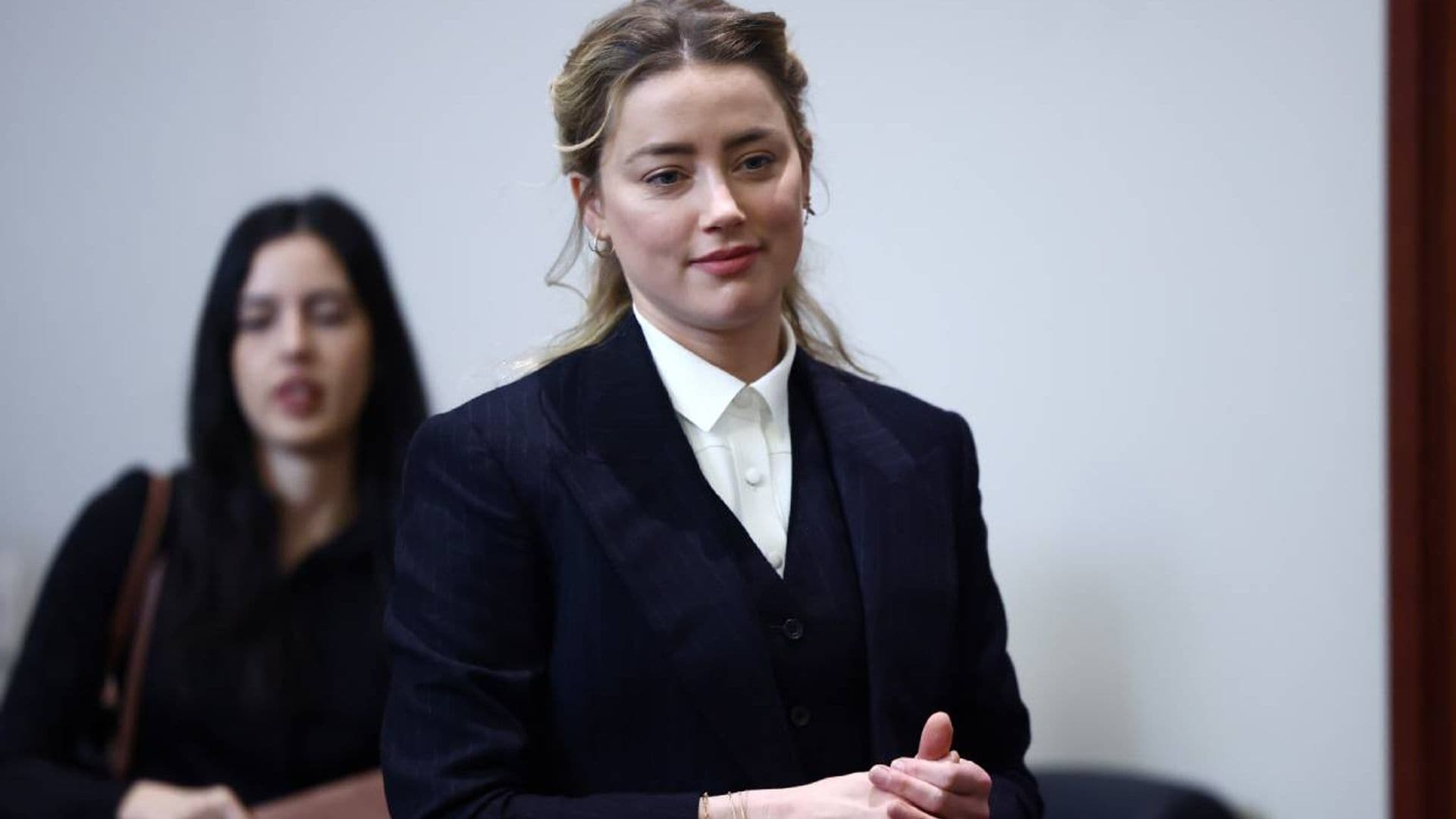 El gobierno de Australia cierra el caso de Amber Heard por la entrada ilegal de sus perros en el país