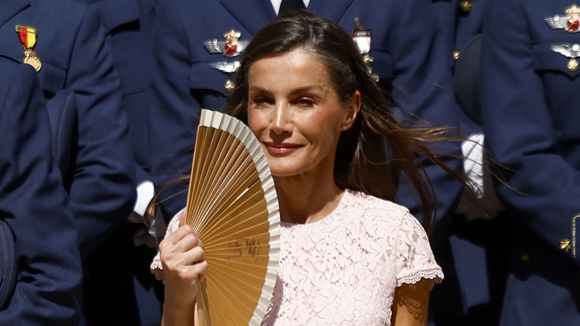 Los abanicos de la reina Letizia que nadie esperaba: del más original al más español para combatir el calor