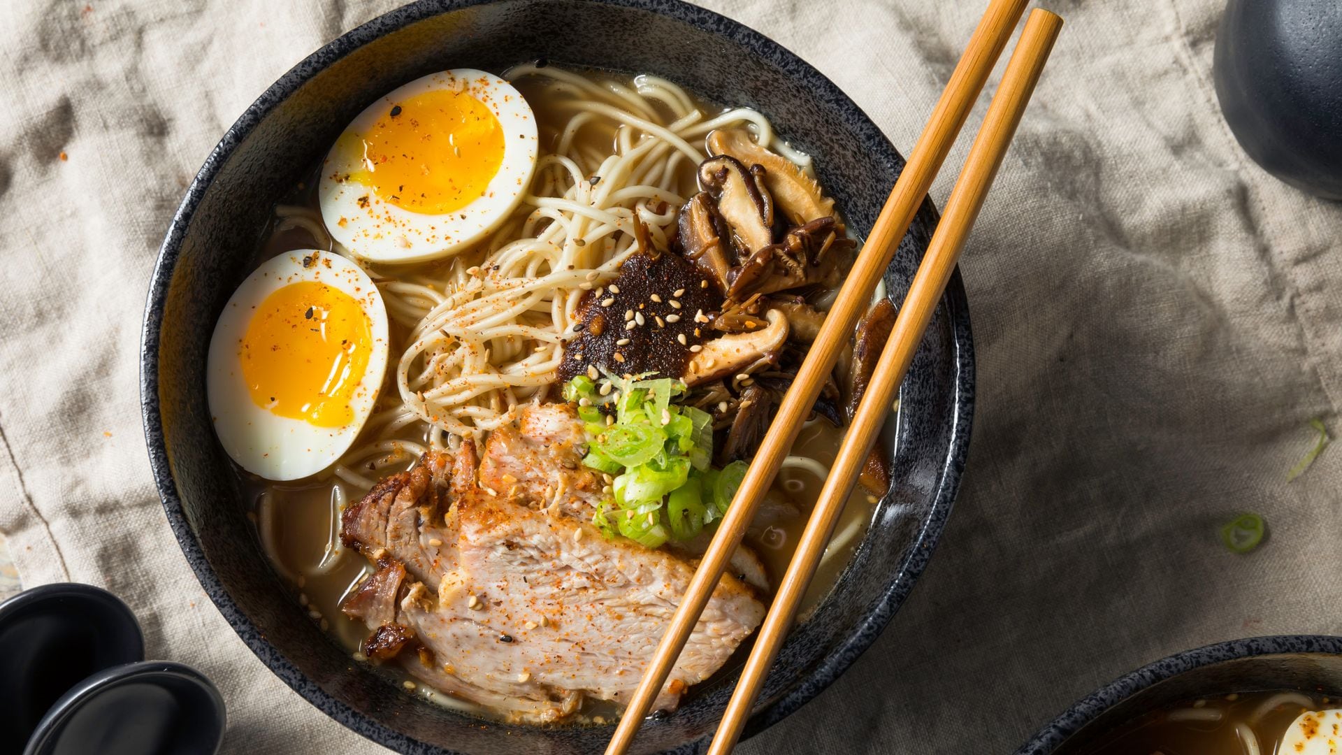 'Ramen' con cerdo, huevos y setas. 