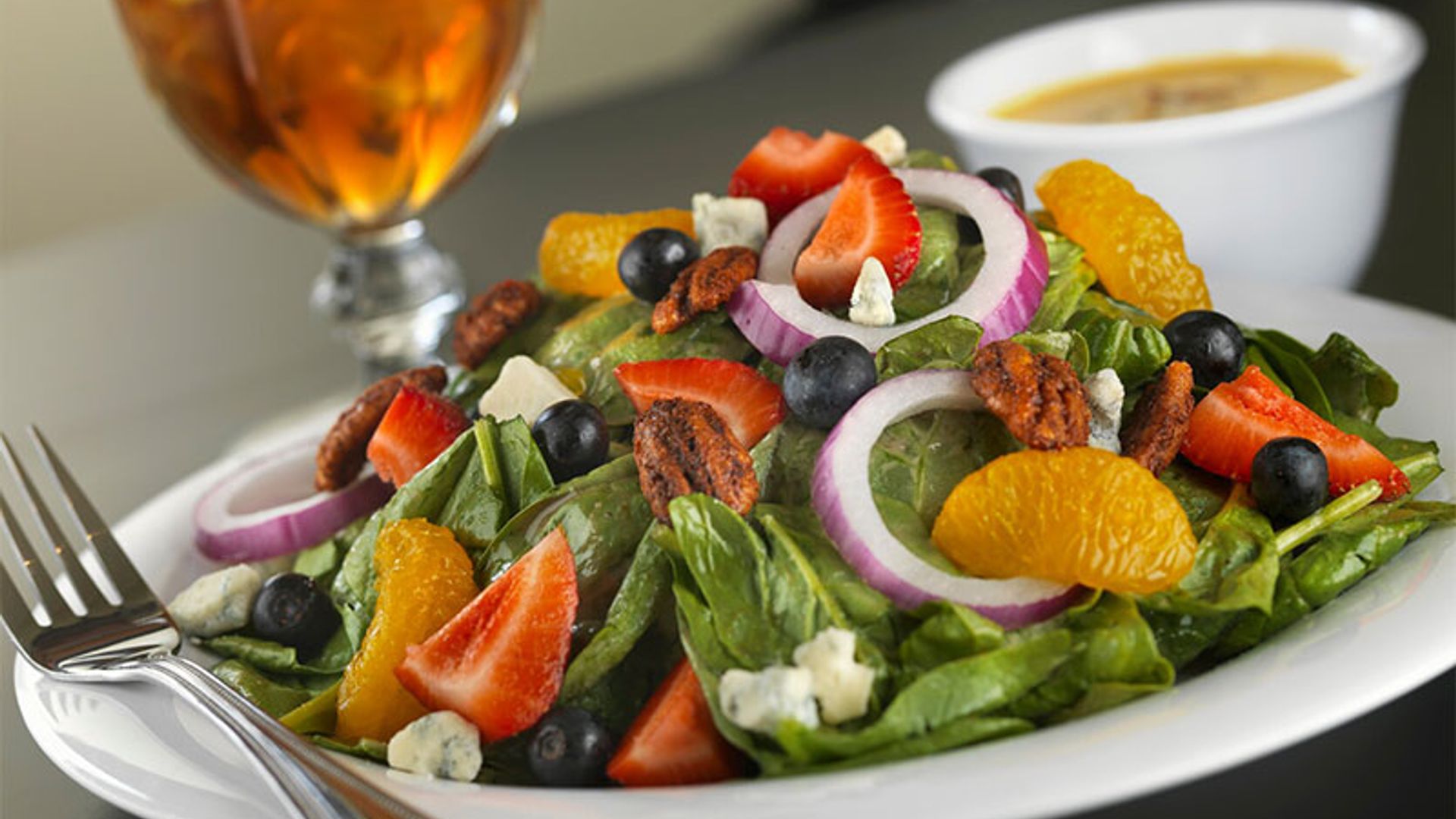 Ensalada de espinacas con frutas, queso azul y nueces pecanas agridulces