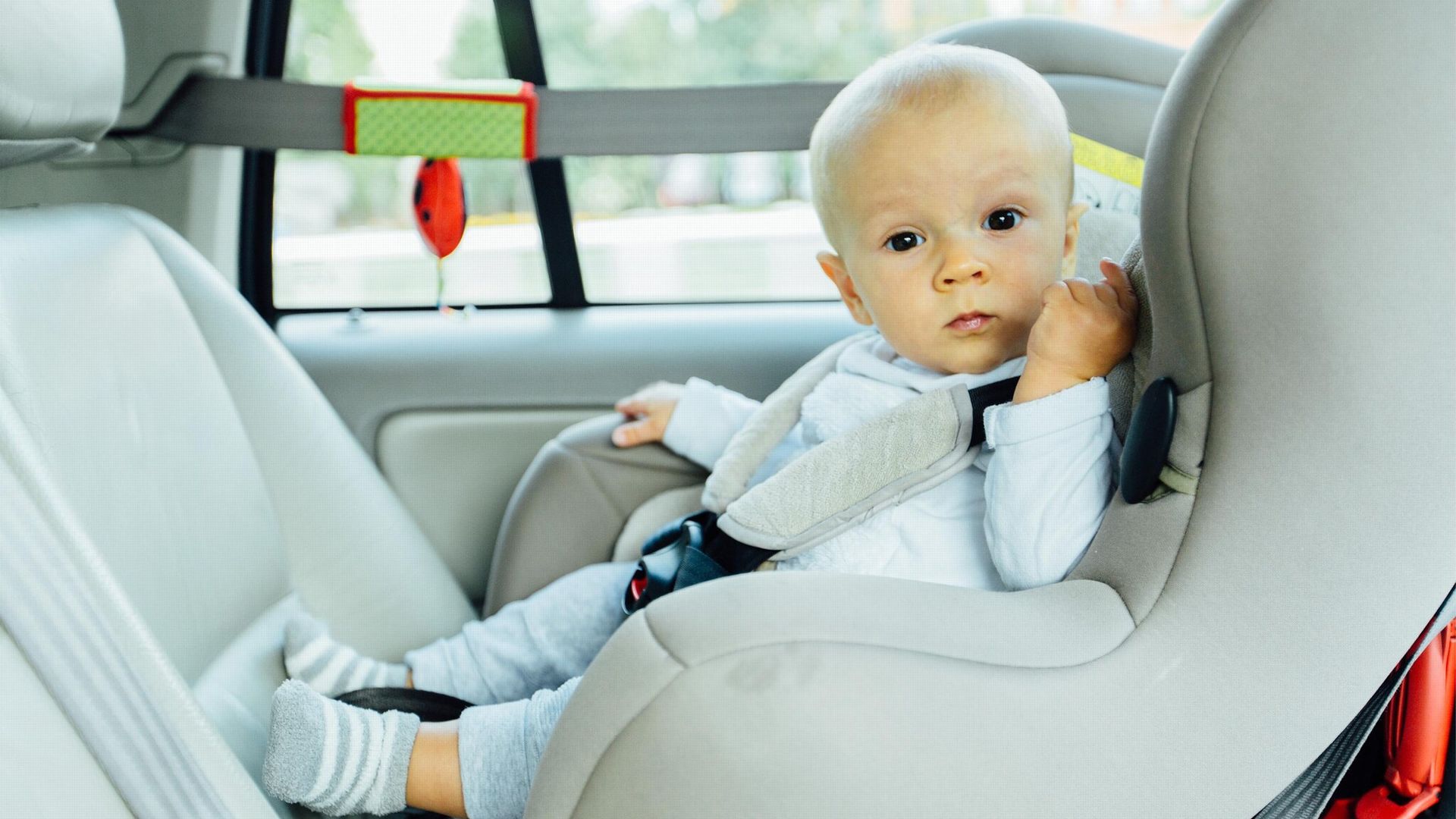 ¿Qué riesgos evitas cuando tu hijo viaja a contramarcha en el coche?