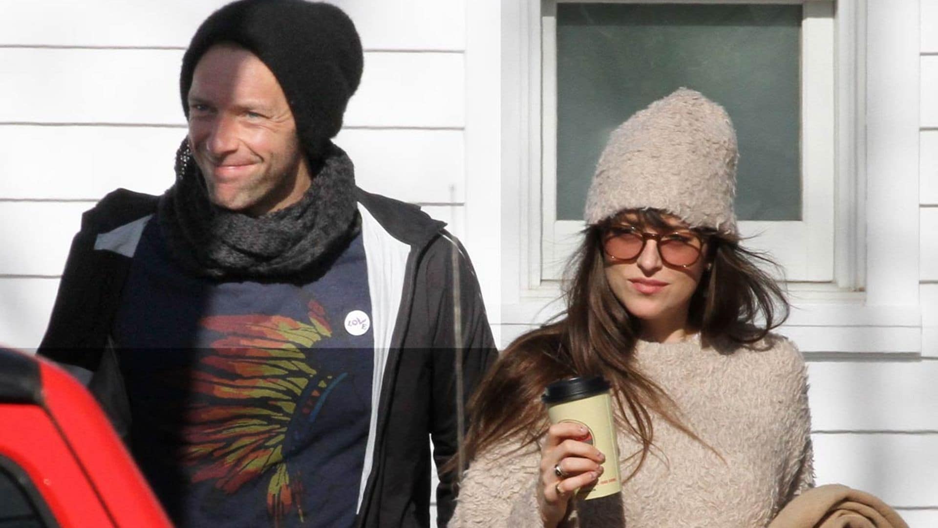 Dakota Johnson habla de cómo se lleva con los hijos adolescentes de Chris Martin