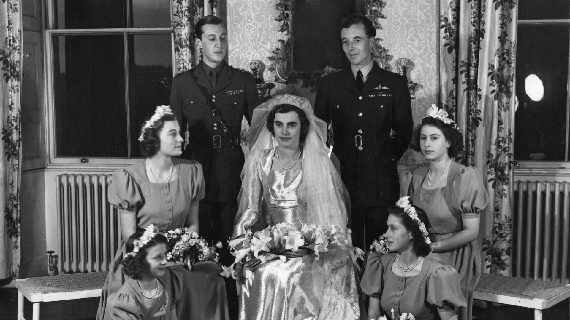 Los novios junto a las damas de honor y el padrino