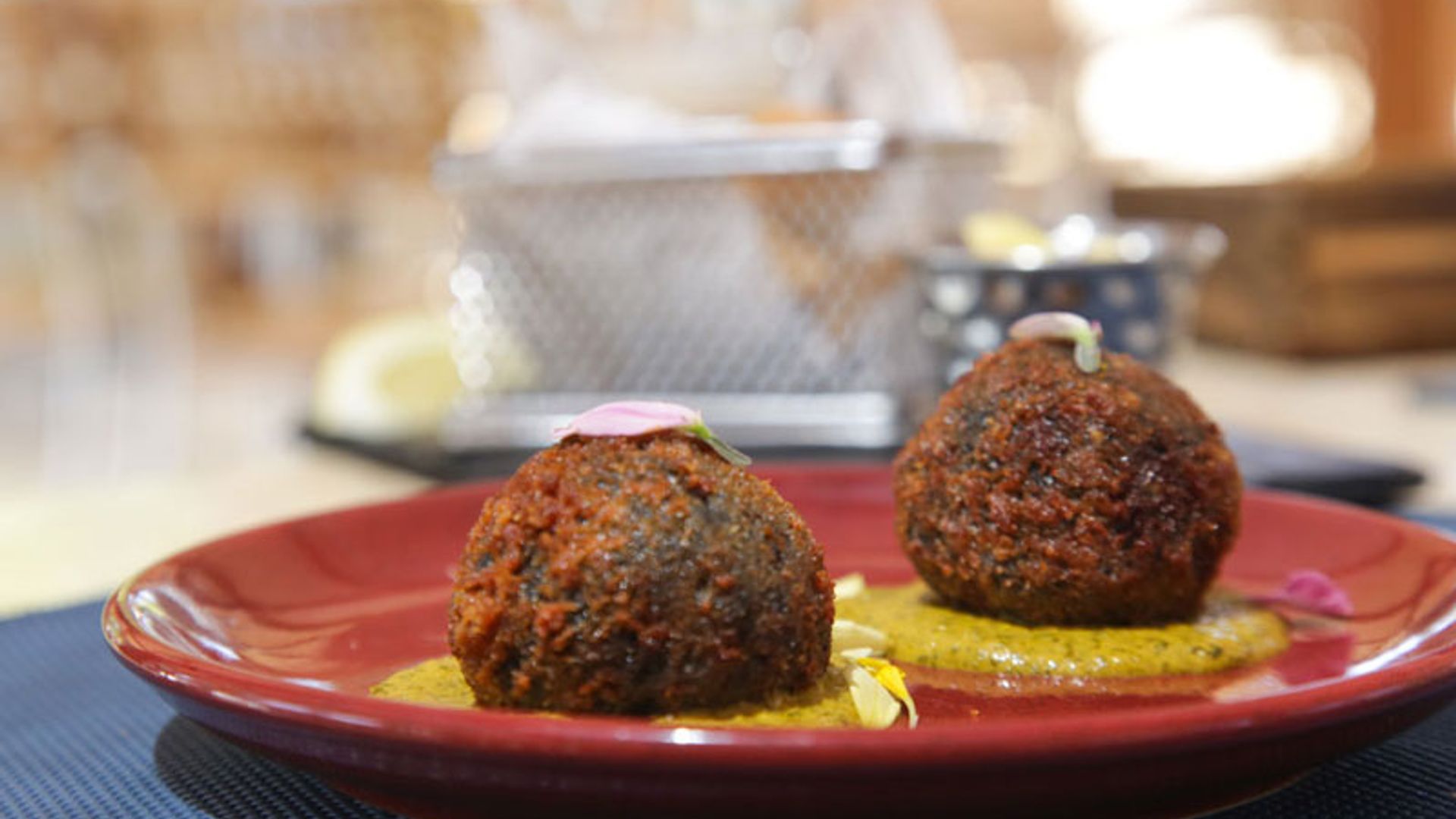 'Arancini' de arroz negro con salsa de pimiento