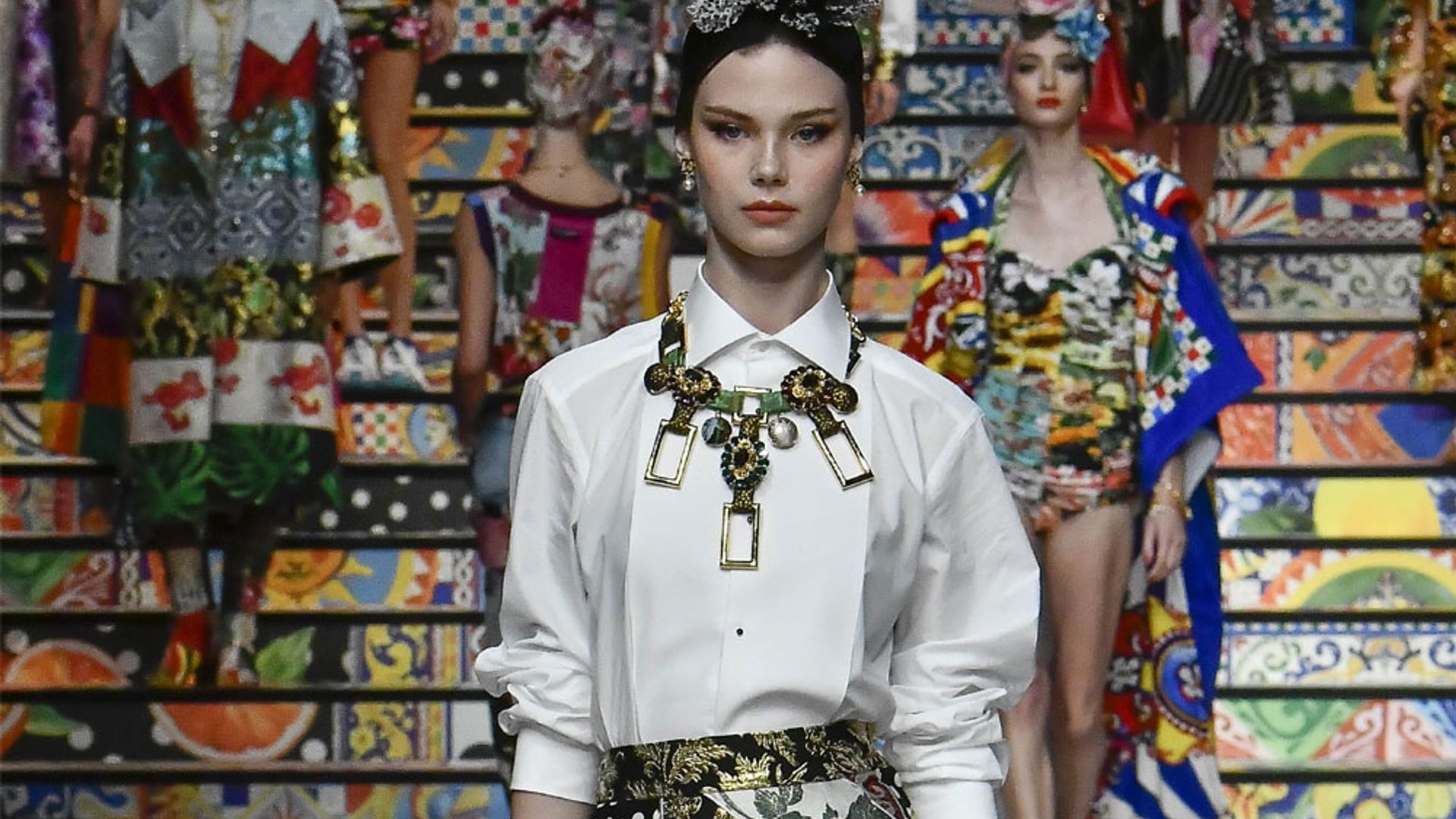 Cómo llevar una camisa blanca en 2021: looks de pasarela que sí puedes copiar