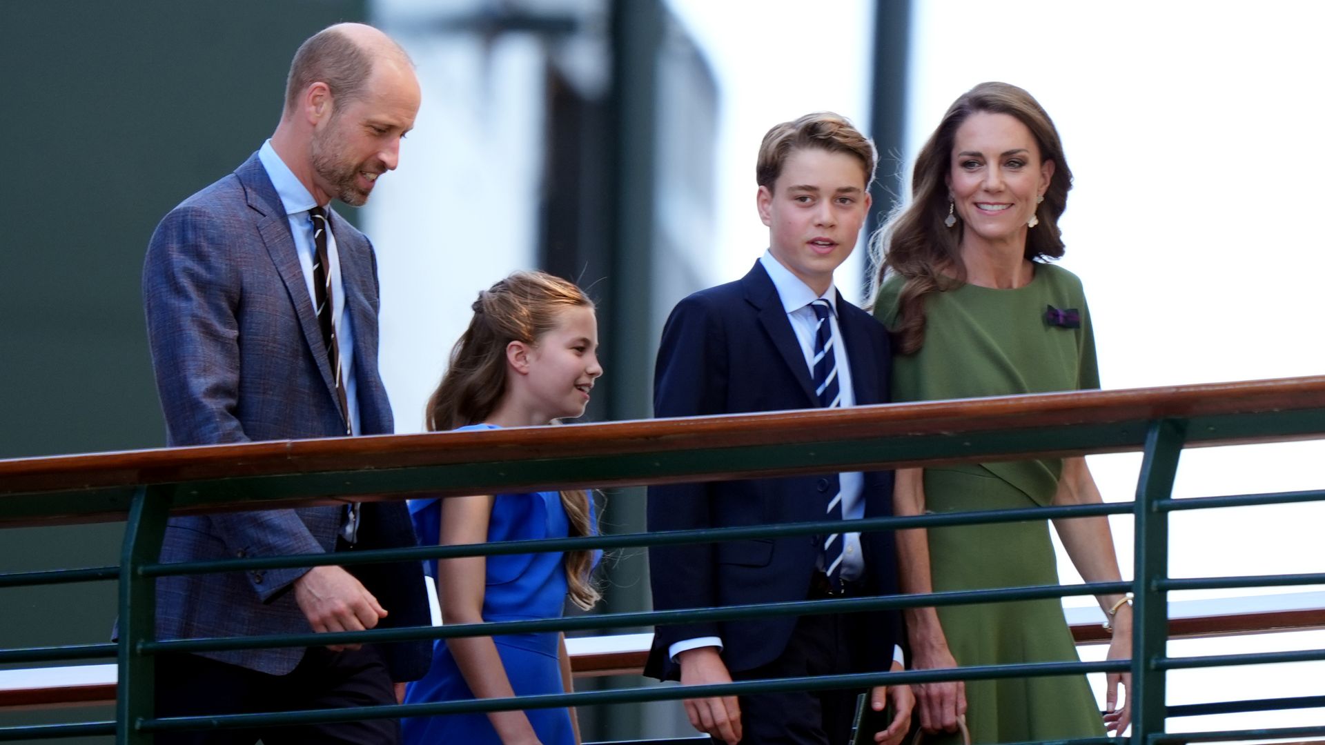 Los príncipes de Gales, Kate y Guillermo, junto a sus hijos George y Charlotte en la final masculina de Wimbledon, 2026.