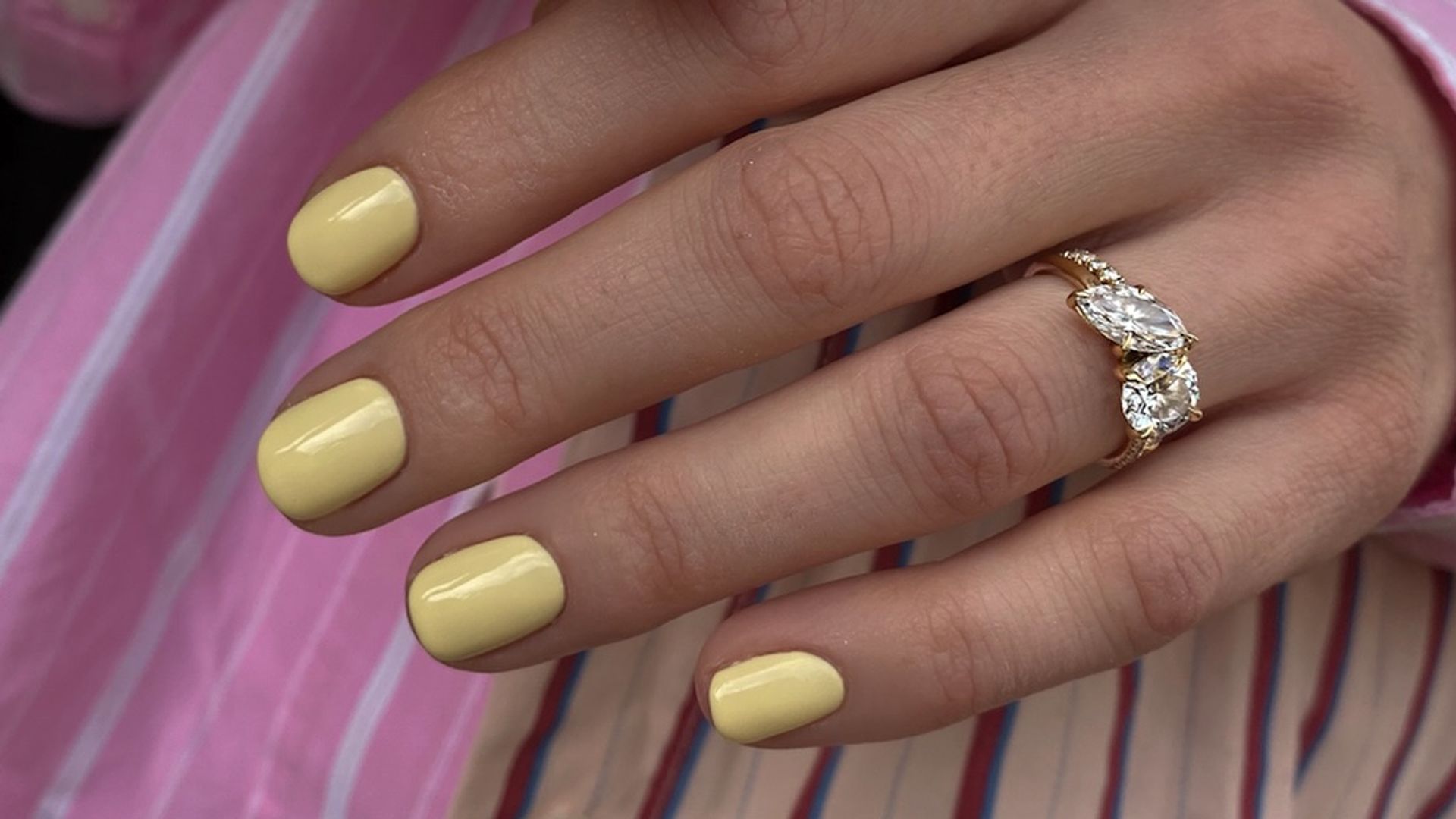 12 manicuras en amarillo mantequilla, el color de uñas original y elegante más pedido en primavera 2026