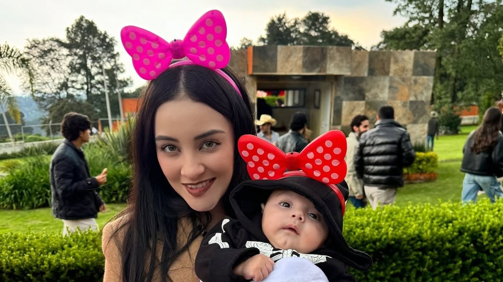 Paola Dalay comparte los detalles del primer viaje de Tessa al extranjero | ¡HOLA!