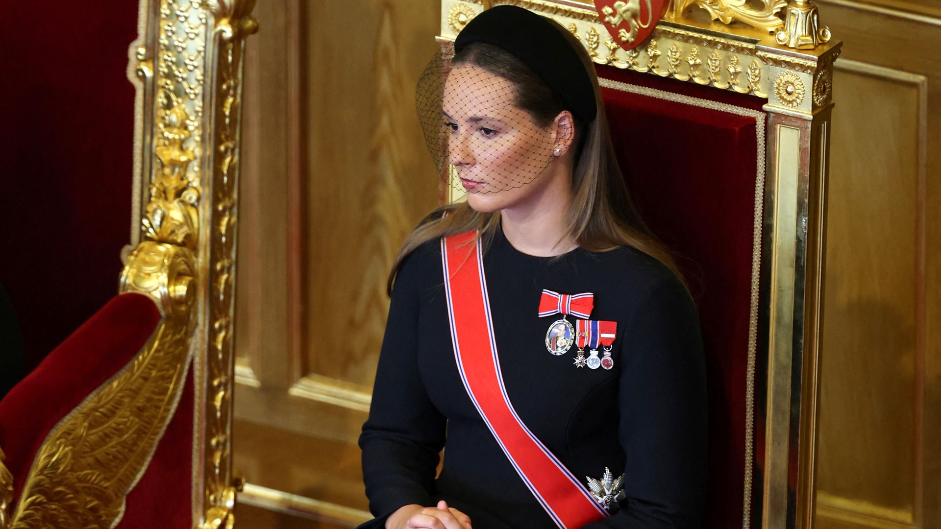 Los 3 motivos por los que Ingrid de Noruega ha hecho historia hoy durante la jura de su padre Haakon VIII como Rey